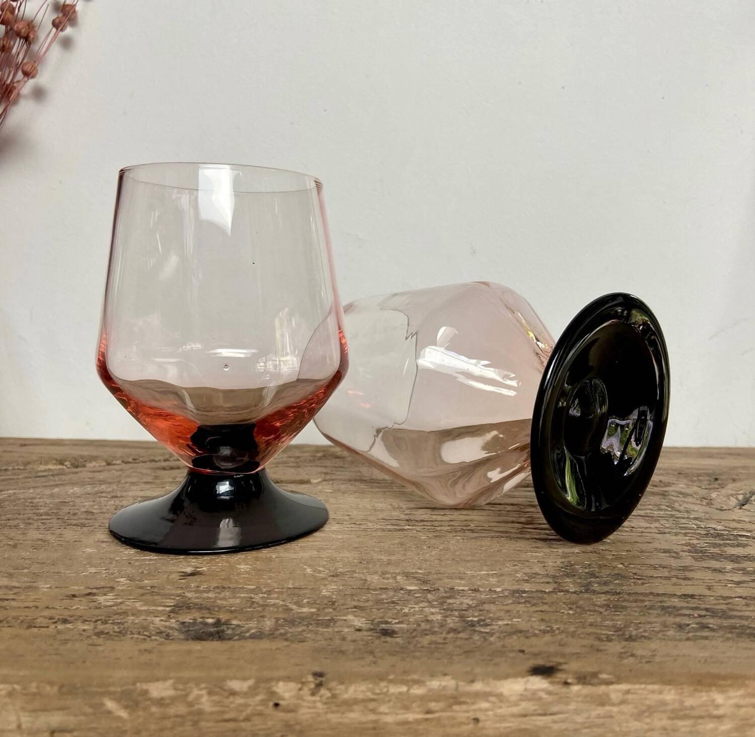 4 pink glasses with black stem