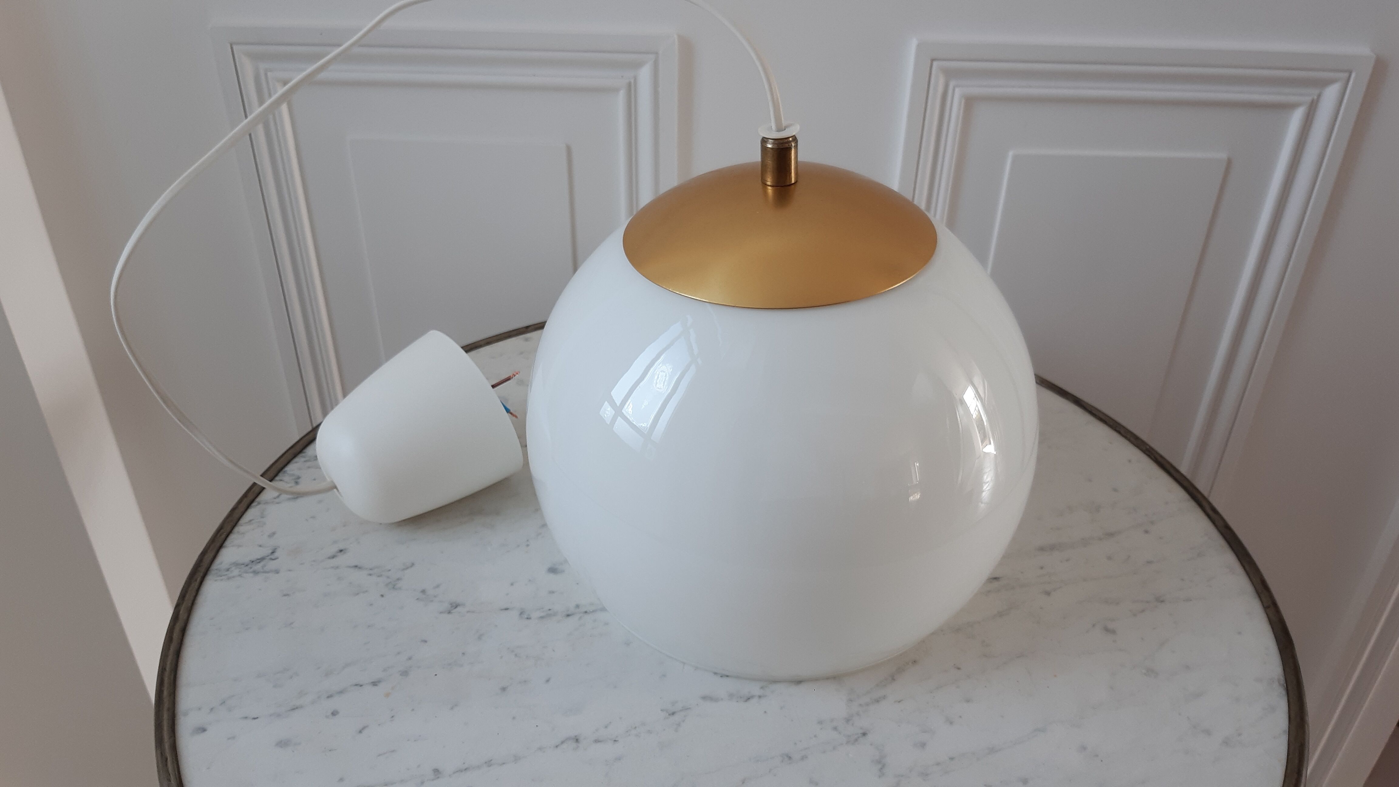 Suspension ball globe in white and gold opaline years 60-70