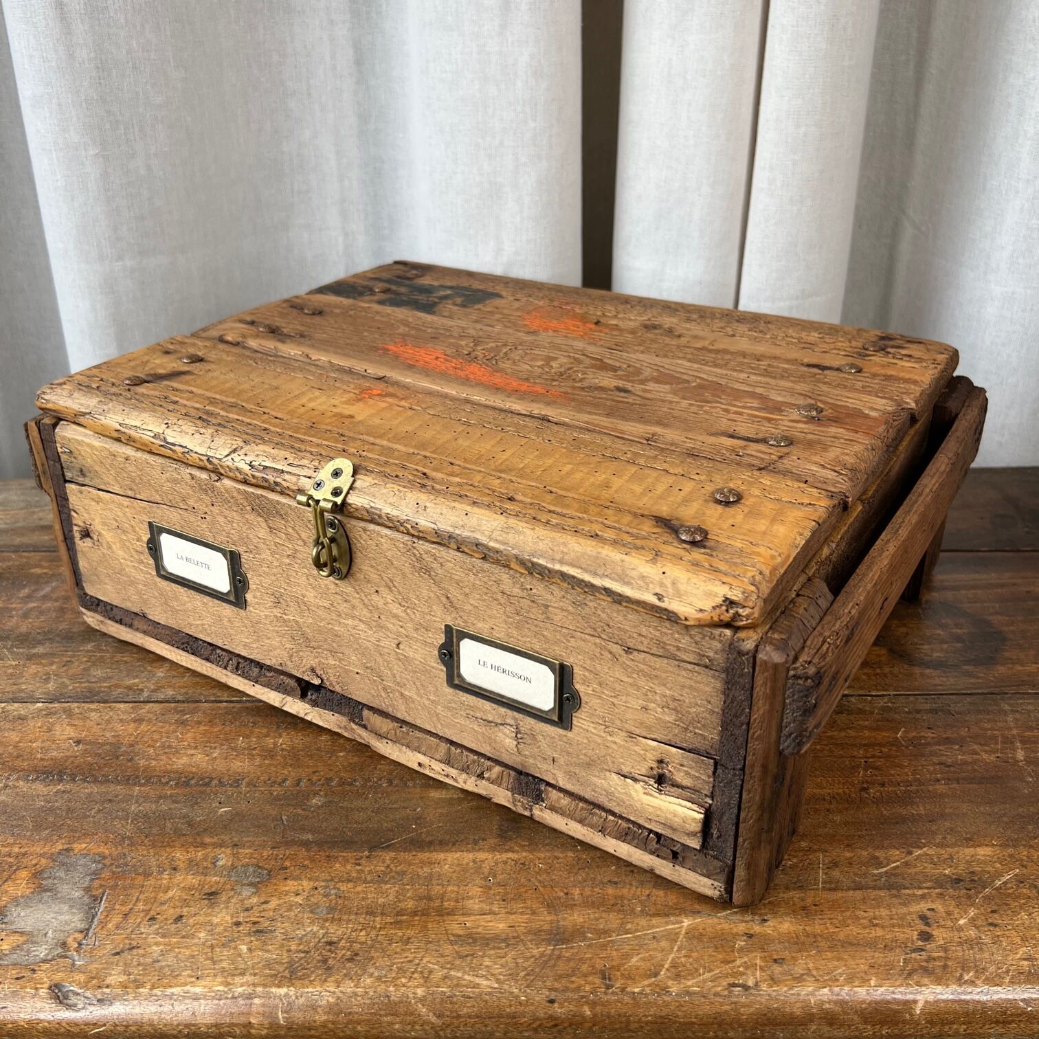 Raw wooden box “The weasel & the hedgehog”