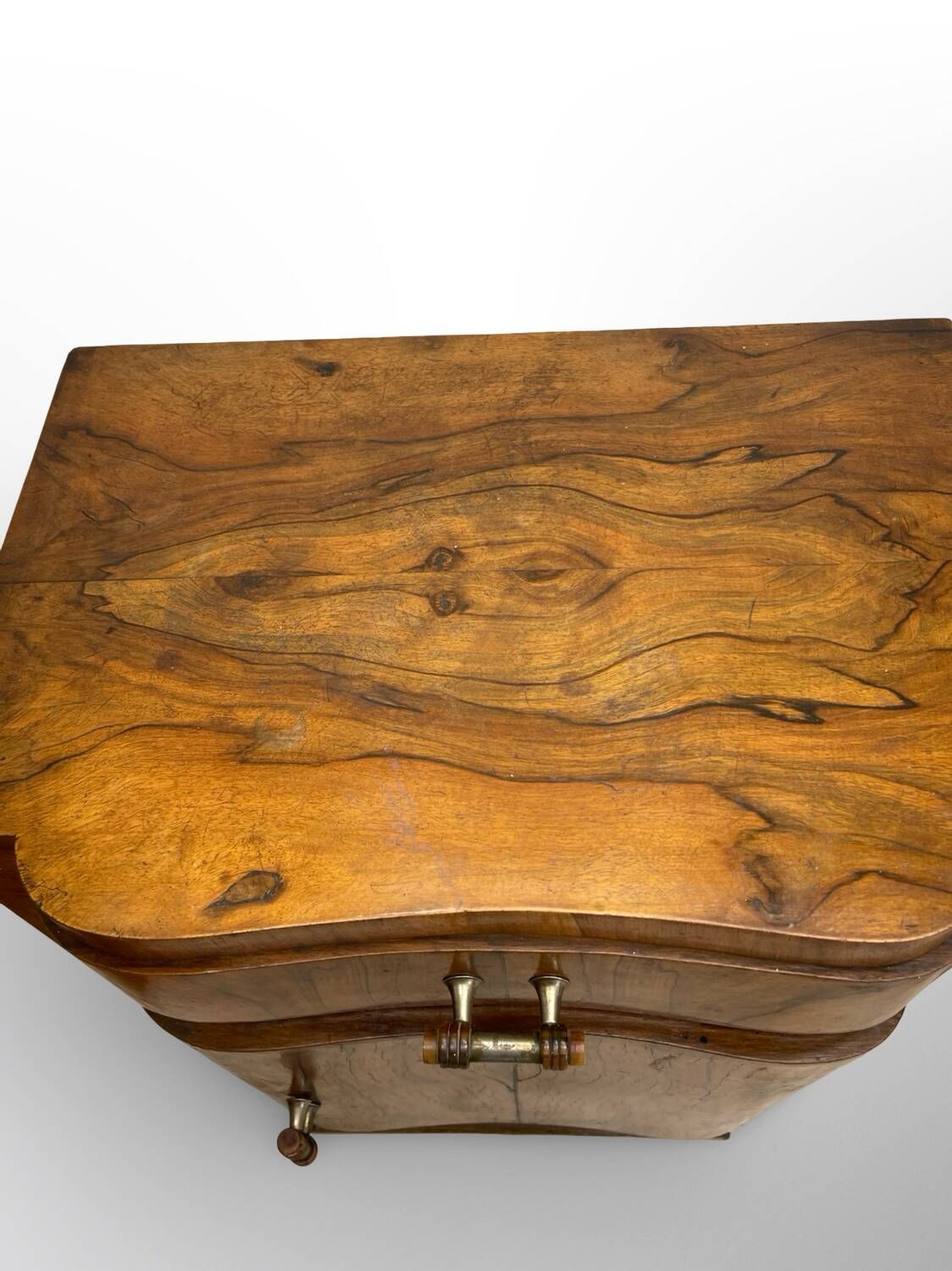Tables de chevet Art déco italiennes en ronce de noyer, années 1930.