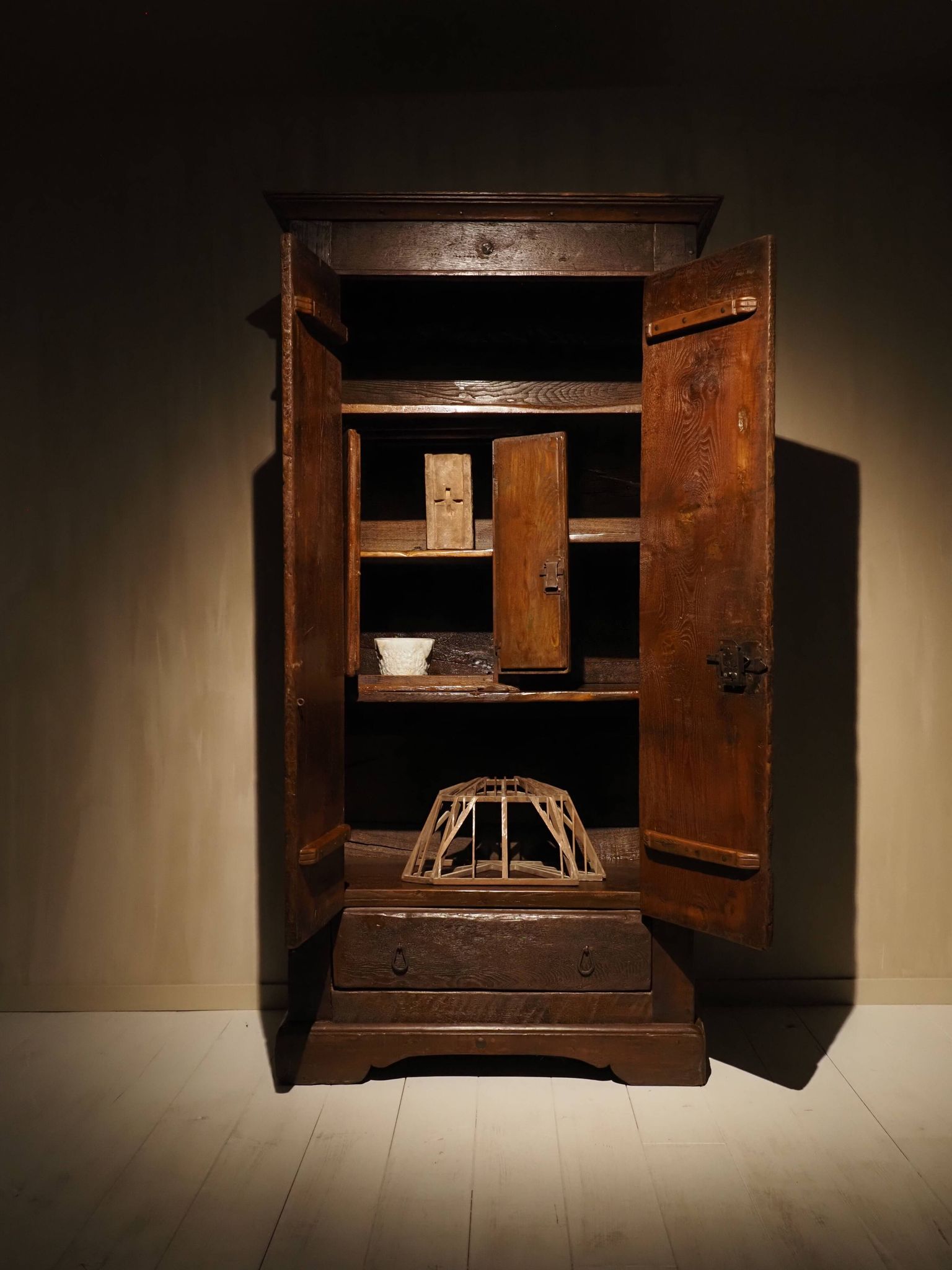 Armoire française du XVIIIe siècle 'fleur-de-lis'