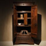 Armoire française du XVIIIe siècle 'fleur-de-lis'