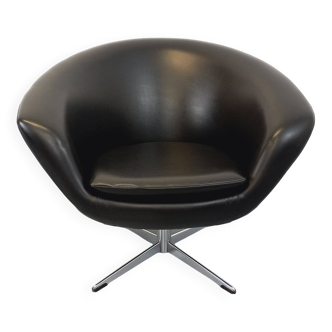 Vintage Scandinavian swivel chair in faux leather and chrome from the 1970s.