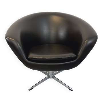 Vintage Scandinavian swivel chair in faux leather and chrome from the 1970s.