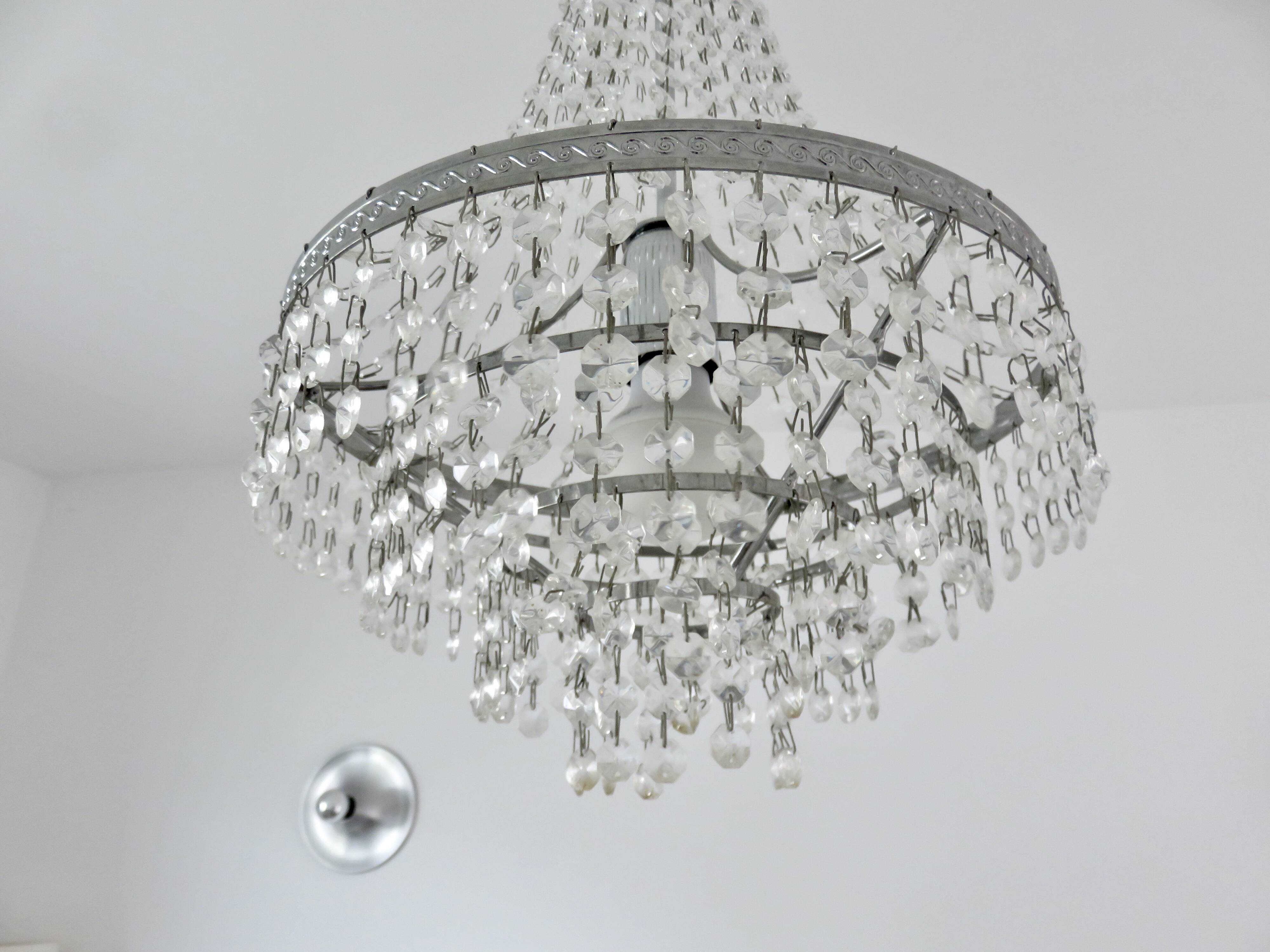 Balloon chandelier with pendants