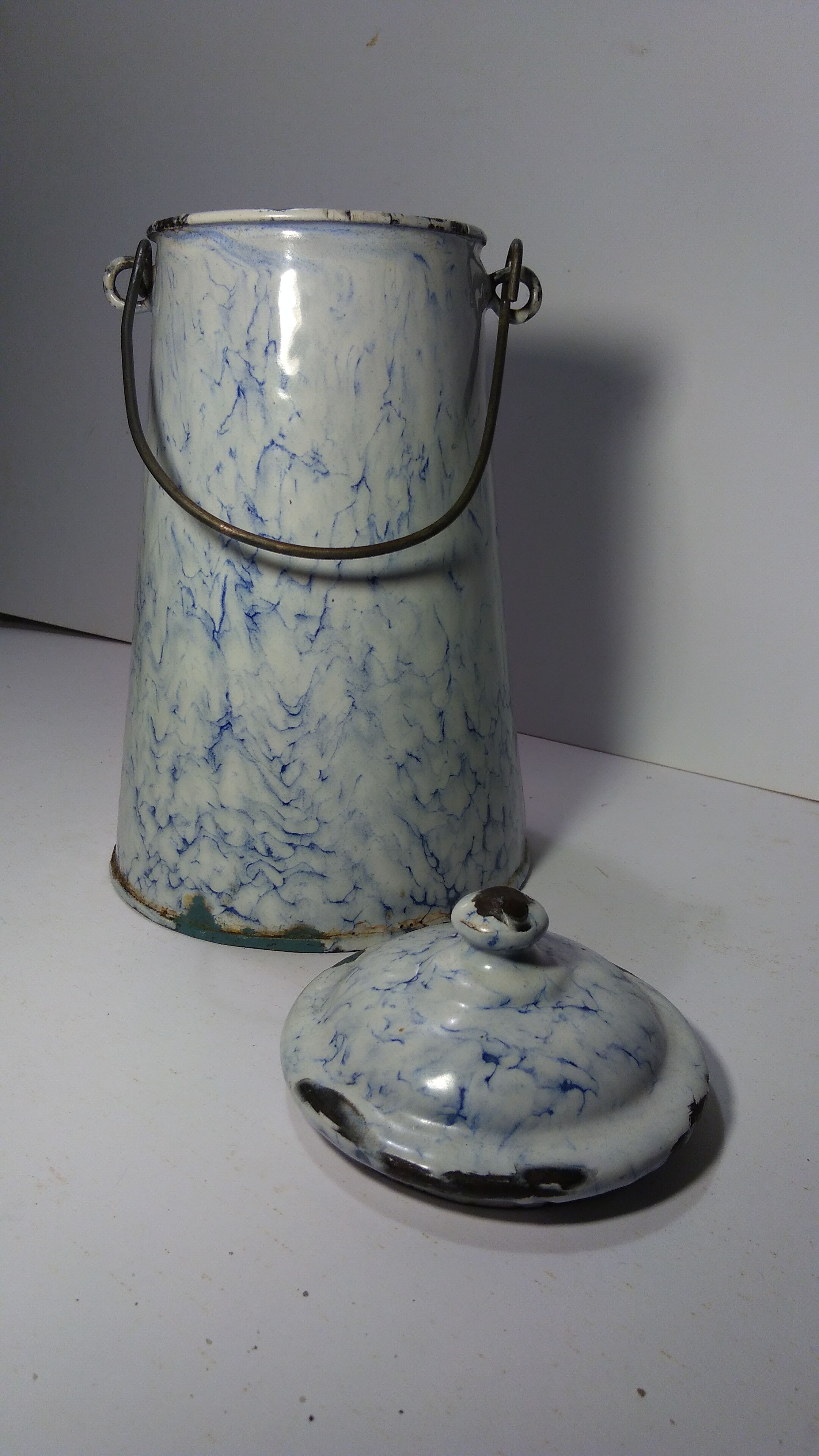 Pot à lait  ancien en tôle émaillée