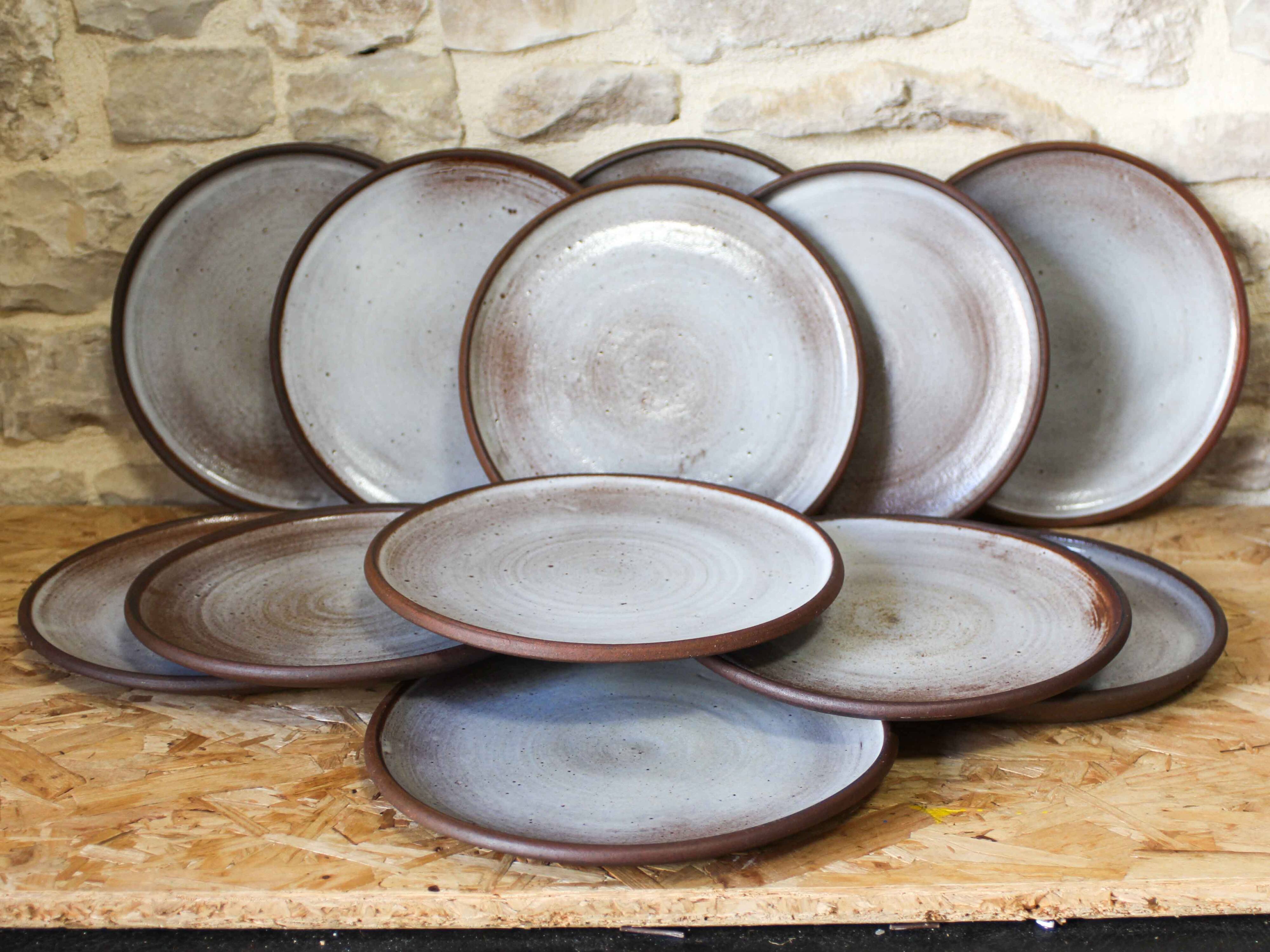 12 assiettes en grès émaillé Jeanne et Norbert Pierlot Ratilly