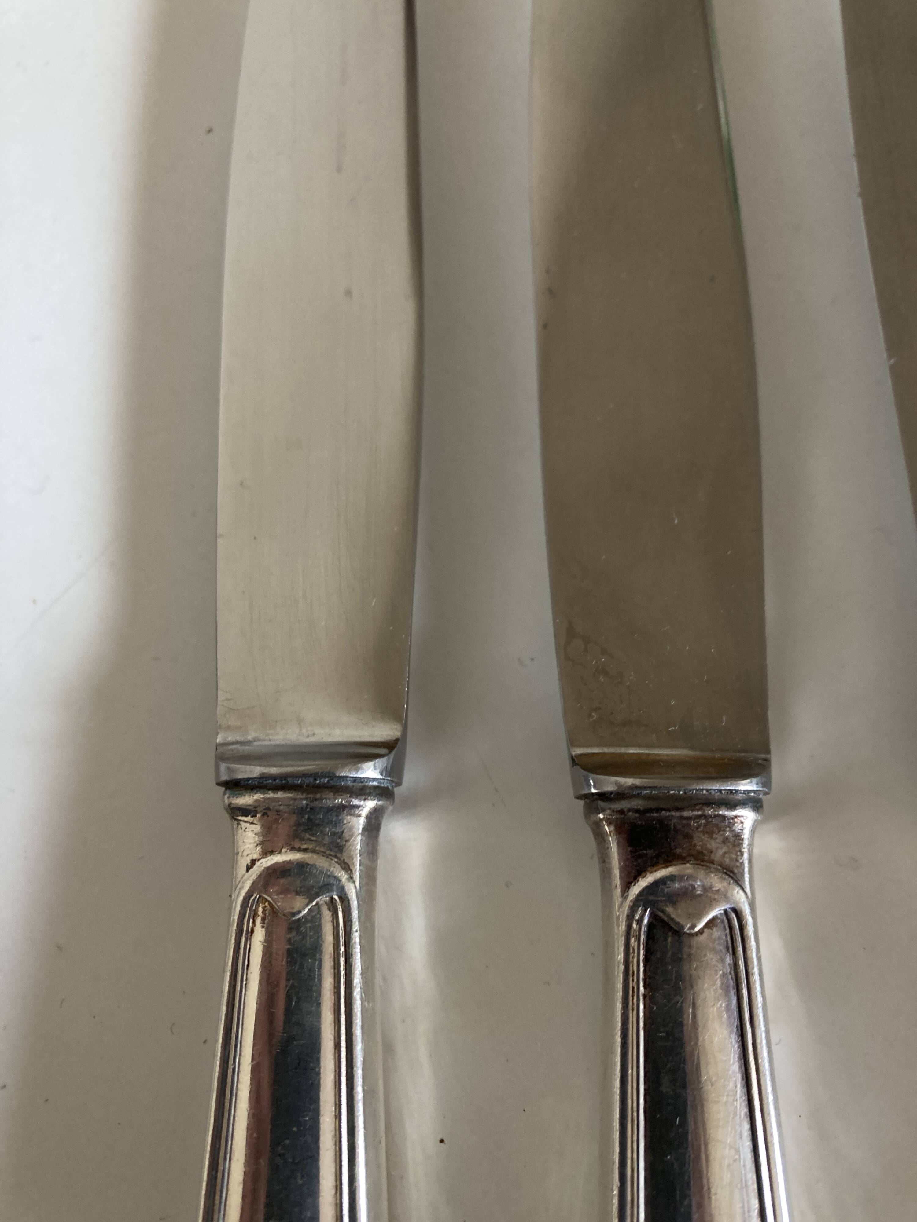 Set de 12 couteaux de table en métal argenté filet 1960