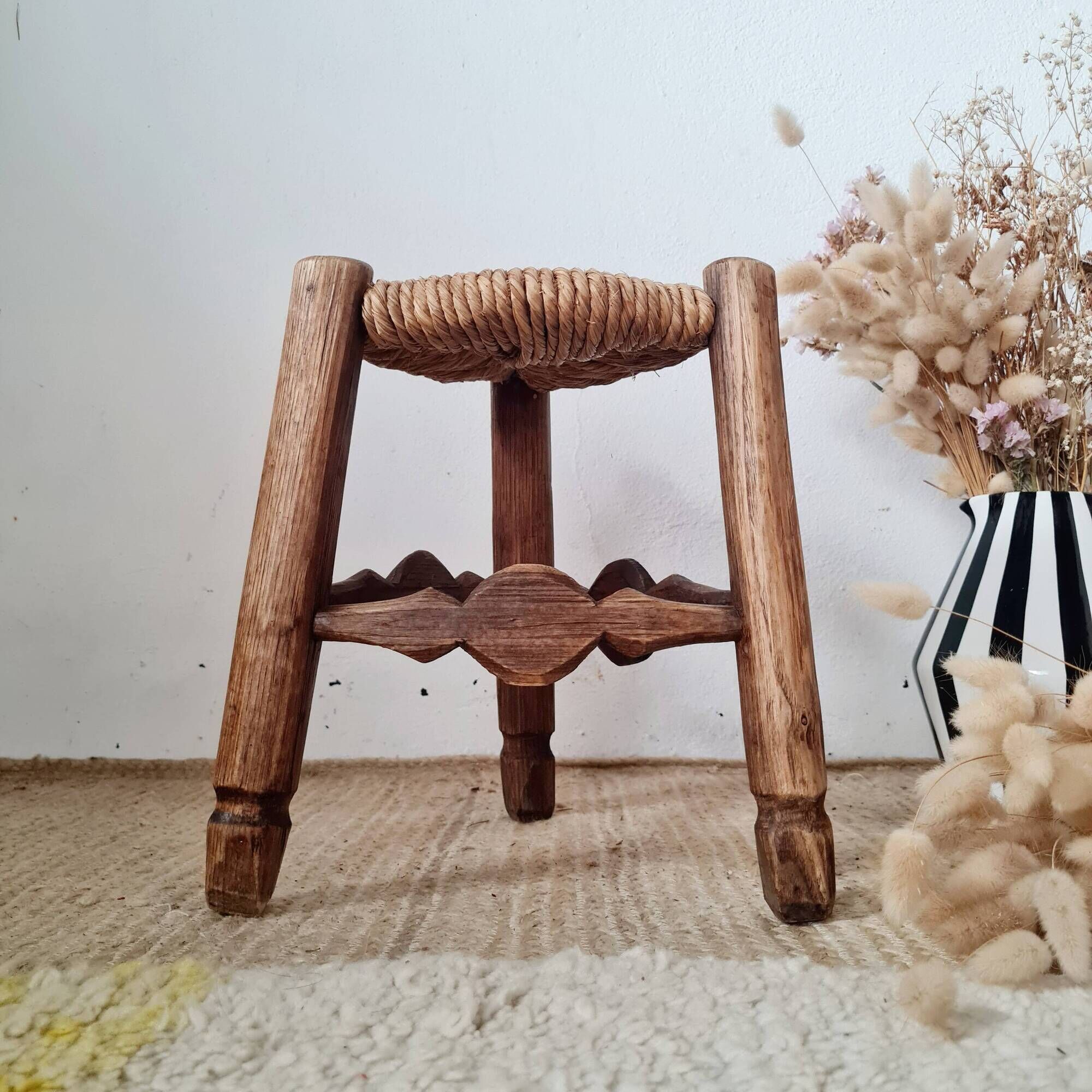 Small stool in wood and straw