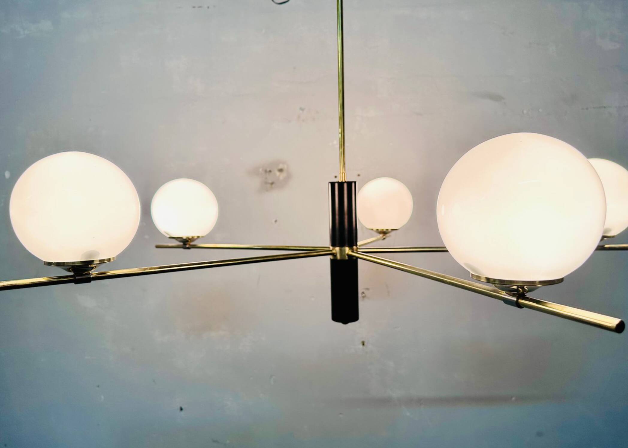 Lampadario con sfere opaline bianche, anni '60