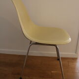 4 Herman Miller cream Eames shell chairs