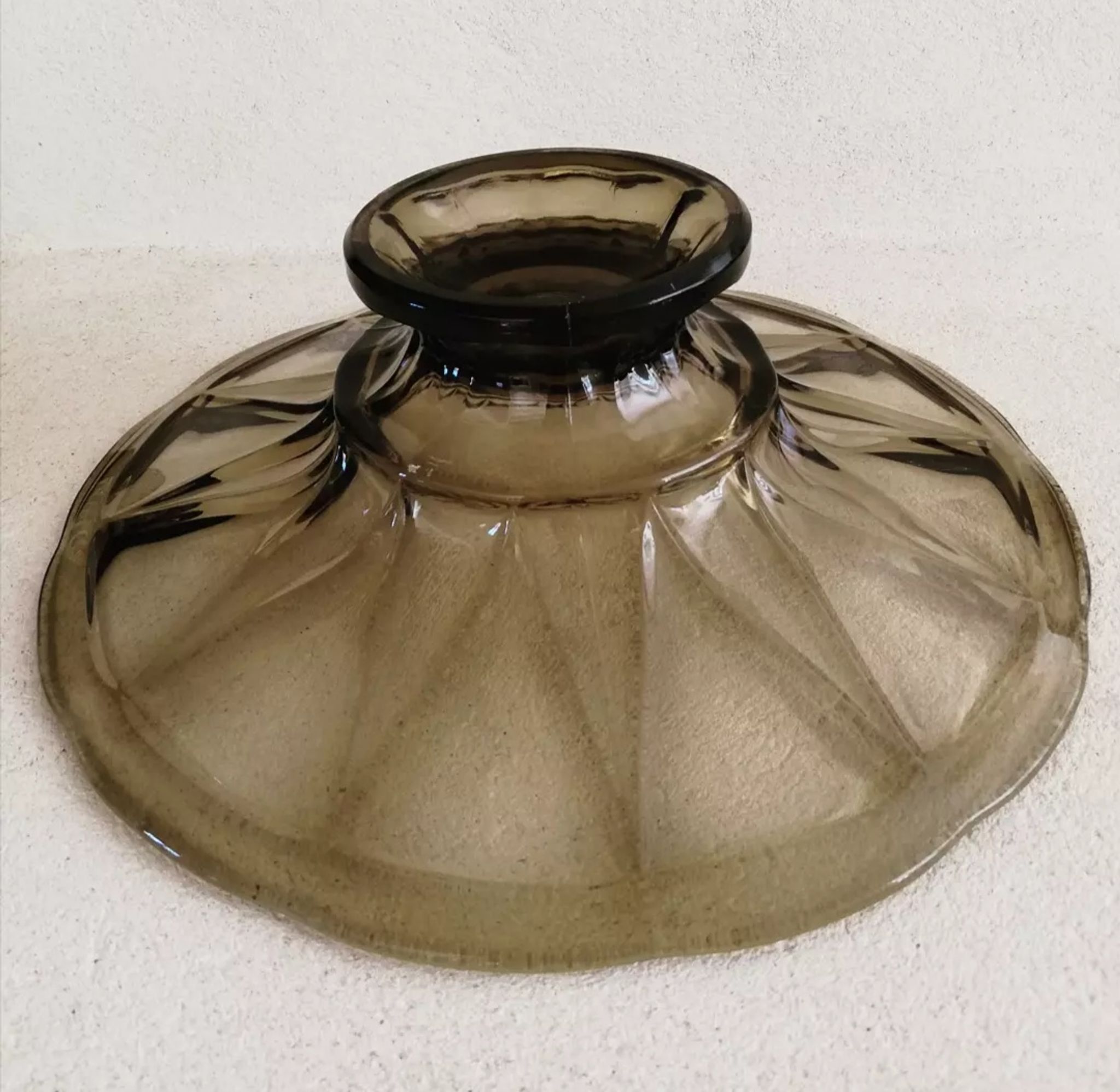 Coupe à fruits sur piédouche en verre fumé moulé
