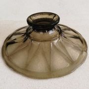 Coupe à fruits sur piédouche en verre fumé moulé