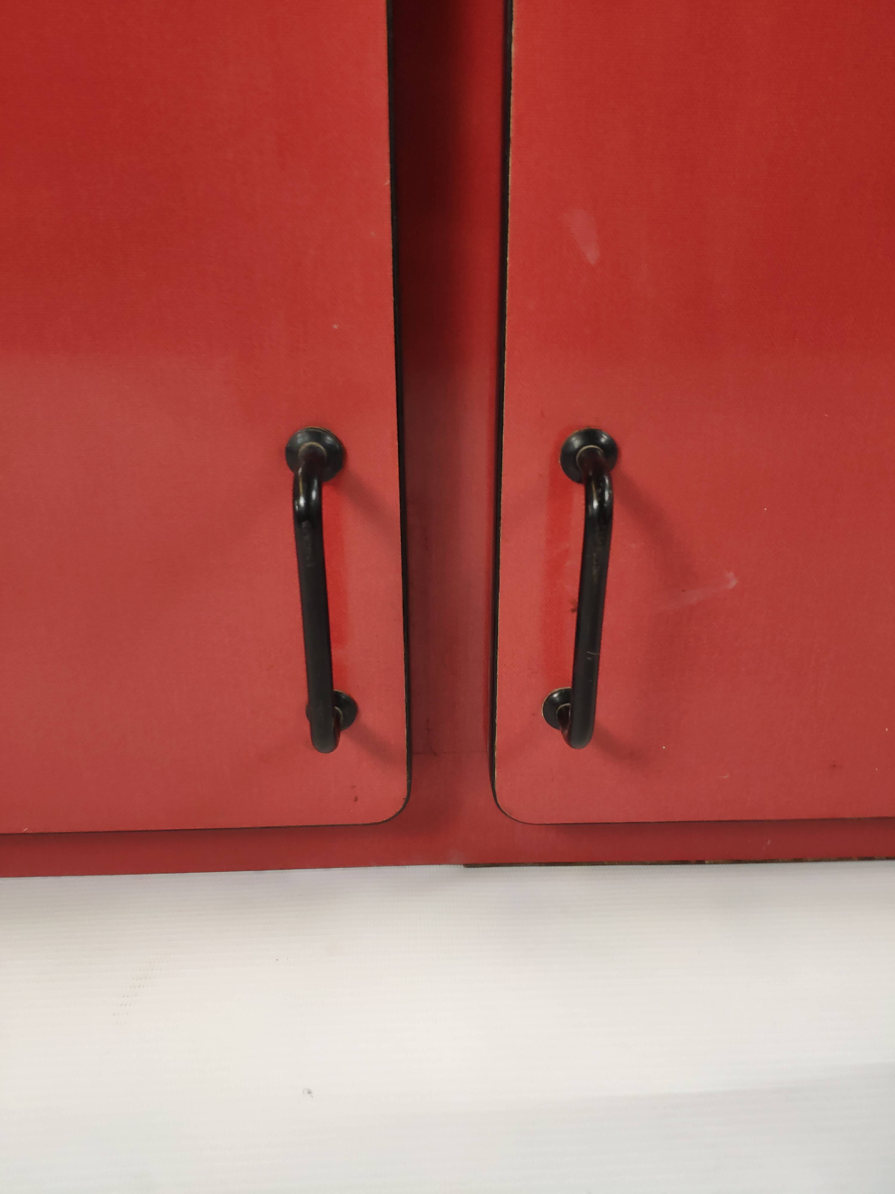 Meuble haut de cuisine en formica rouge