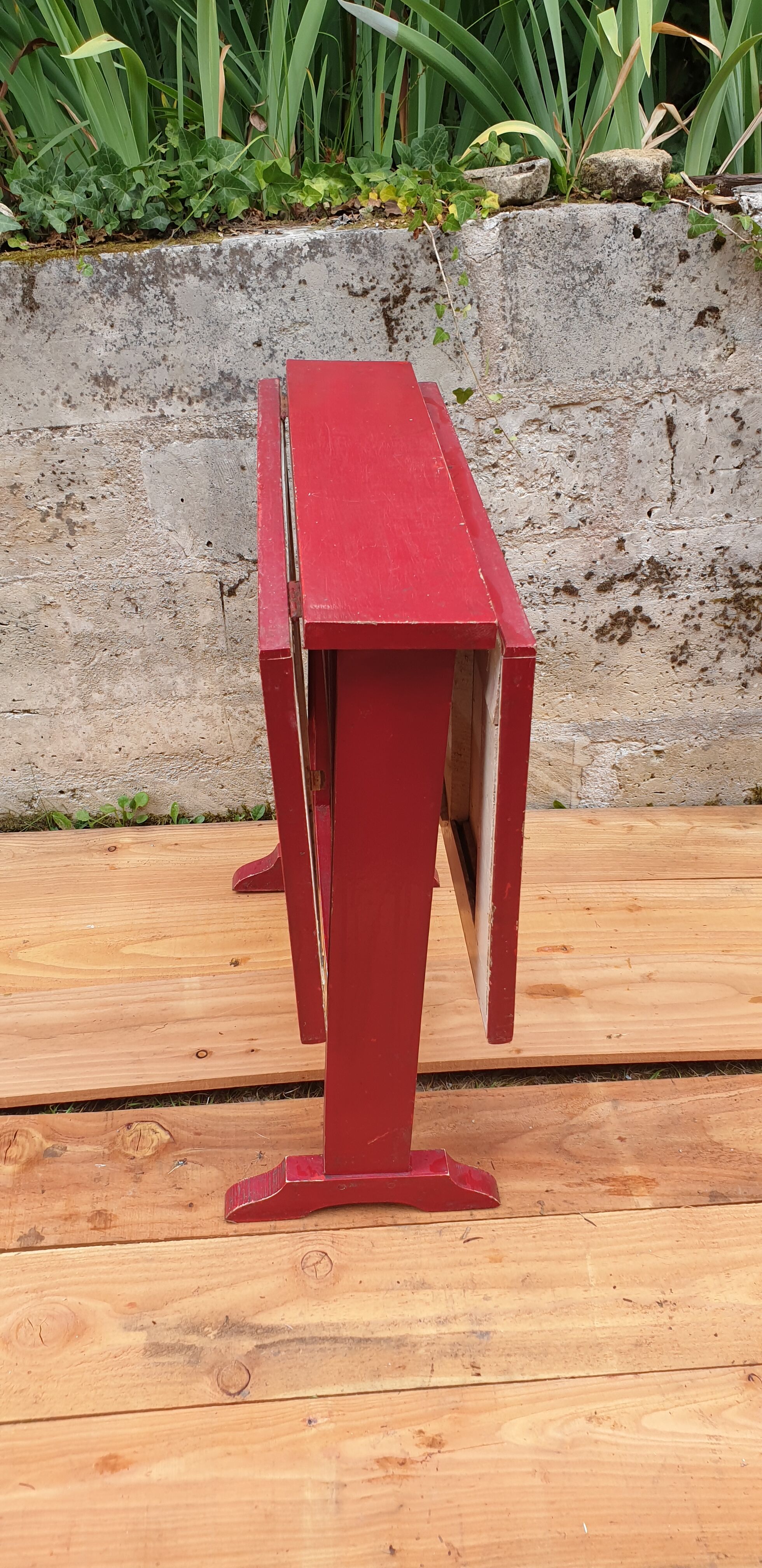 Red retractable table