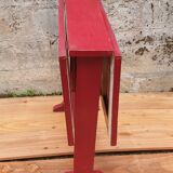 Red retractable table