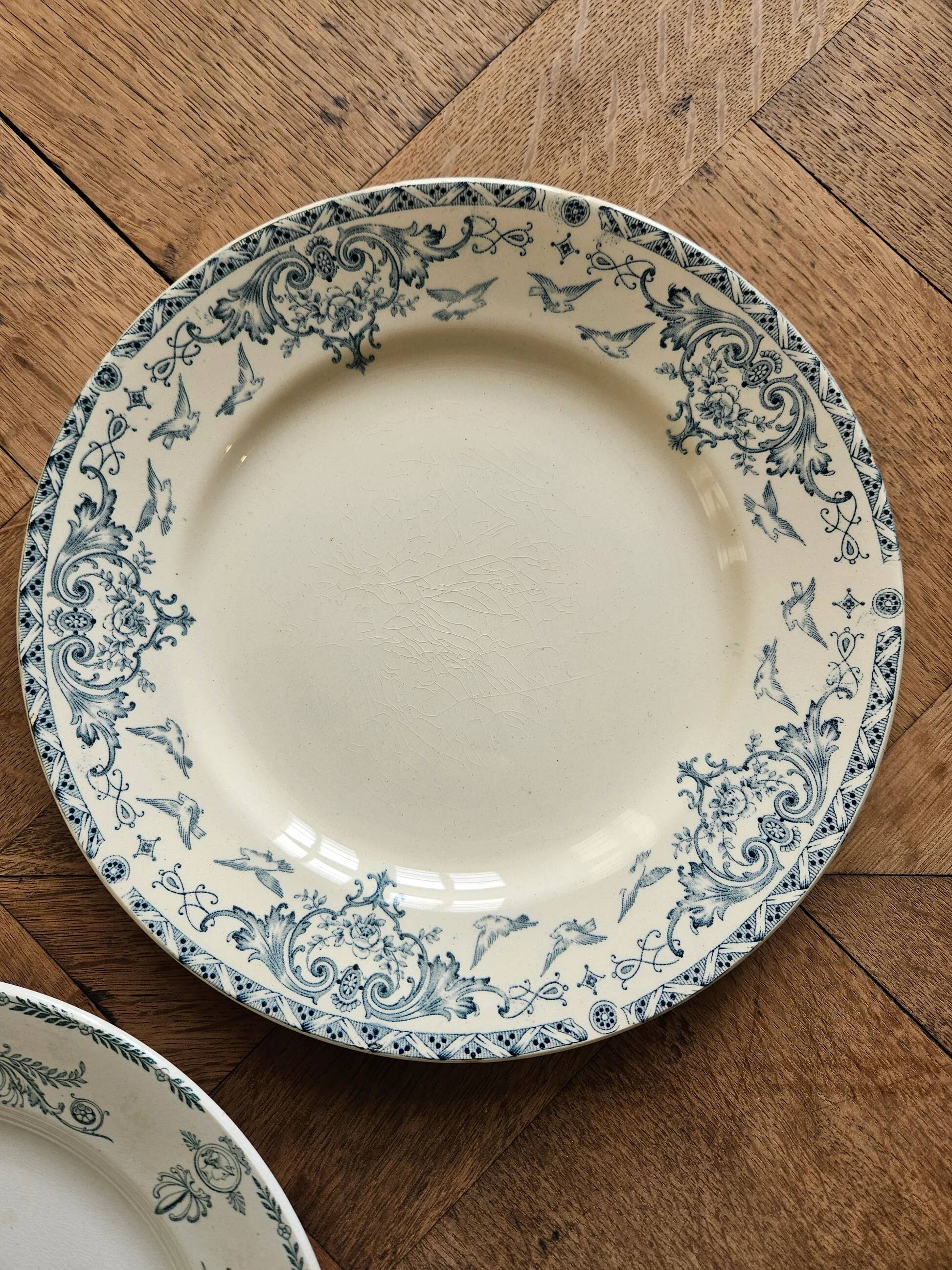 Assiettes plates anciennes dépareillées terre de fer