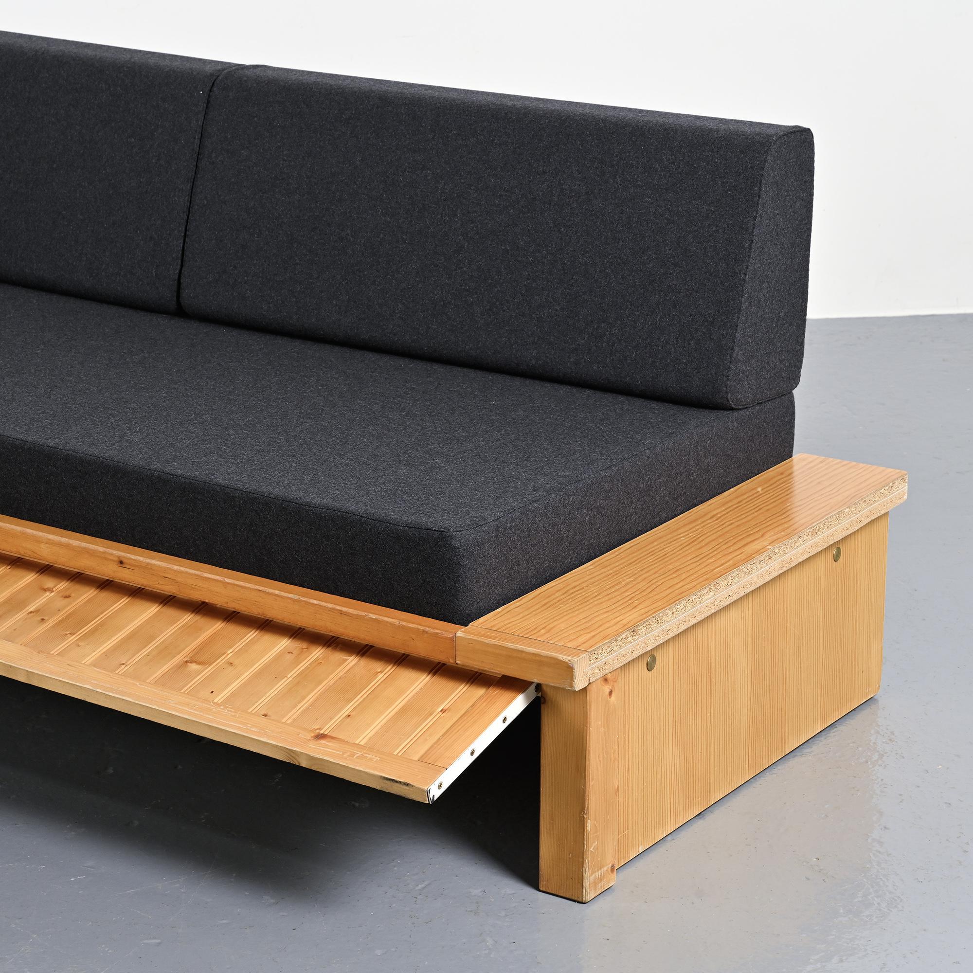 Banquette-lit dessinée par Charlotte Perriand pour Les Arcs, circa 1970.