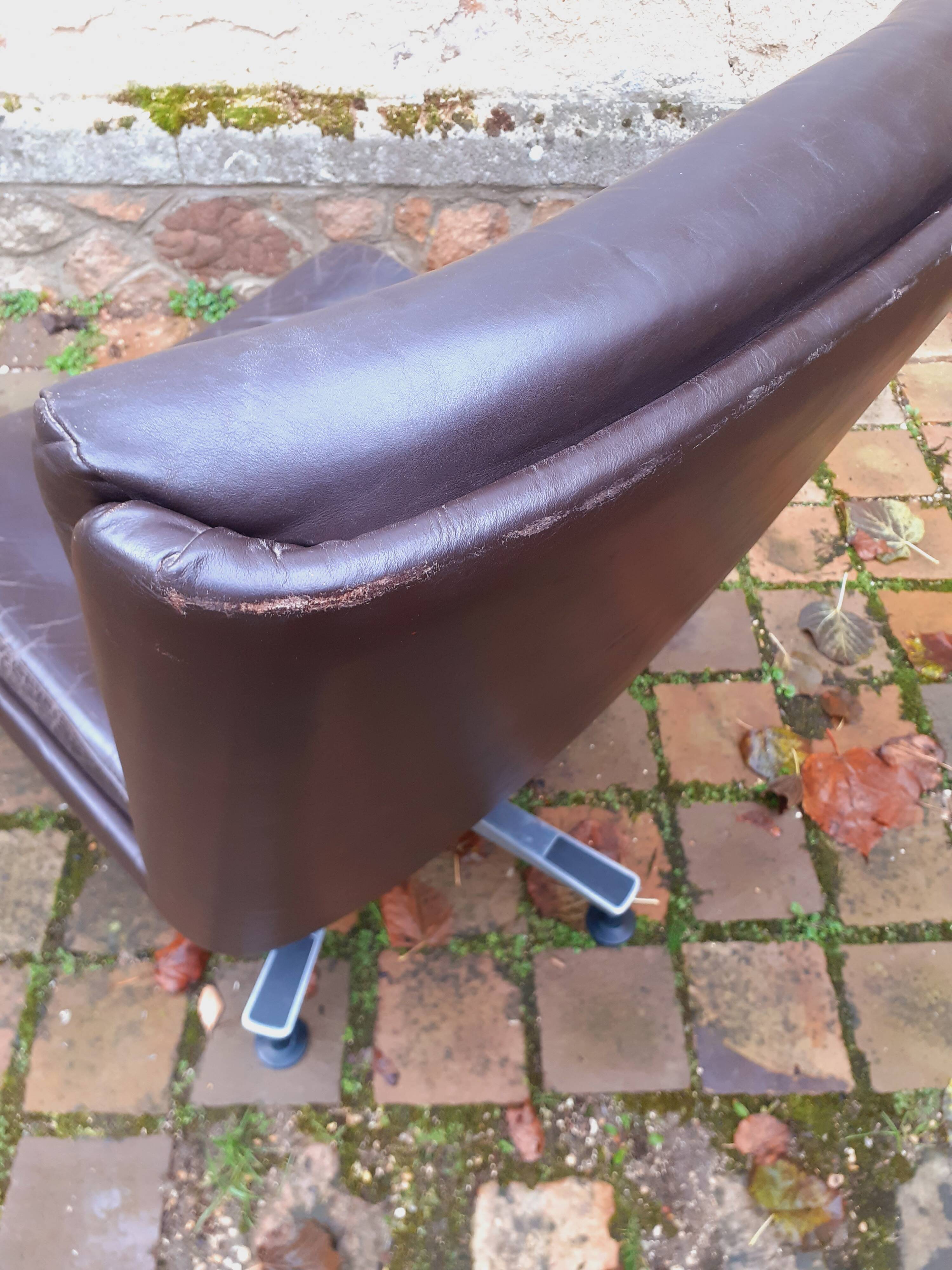 Swivel leather armchair from the 70s, Italian design.