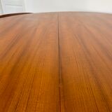 Extendable teak round table