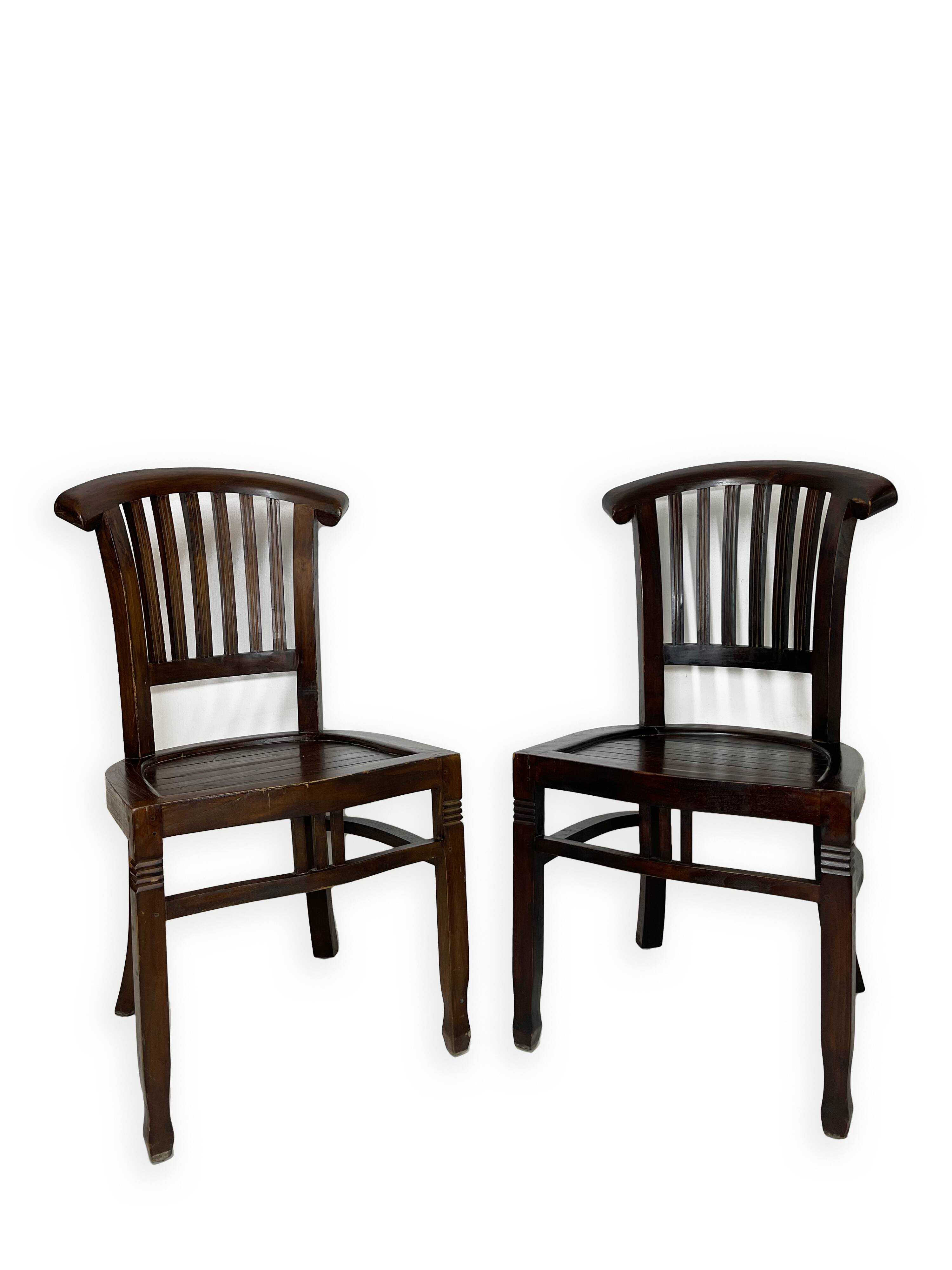 2 chaises coloniales en bois massif, années 1950
