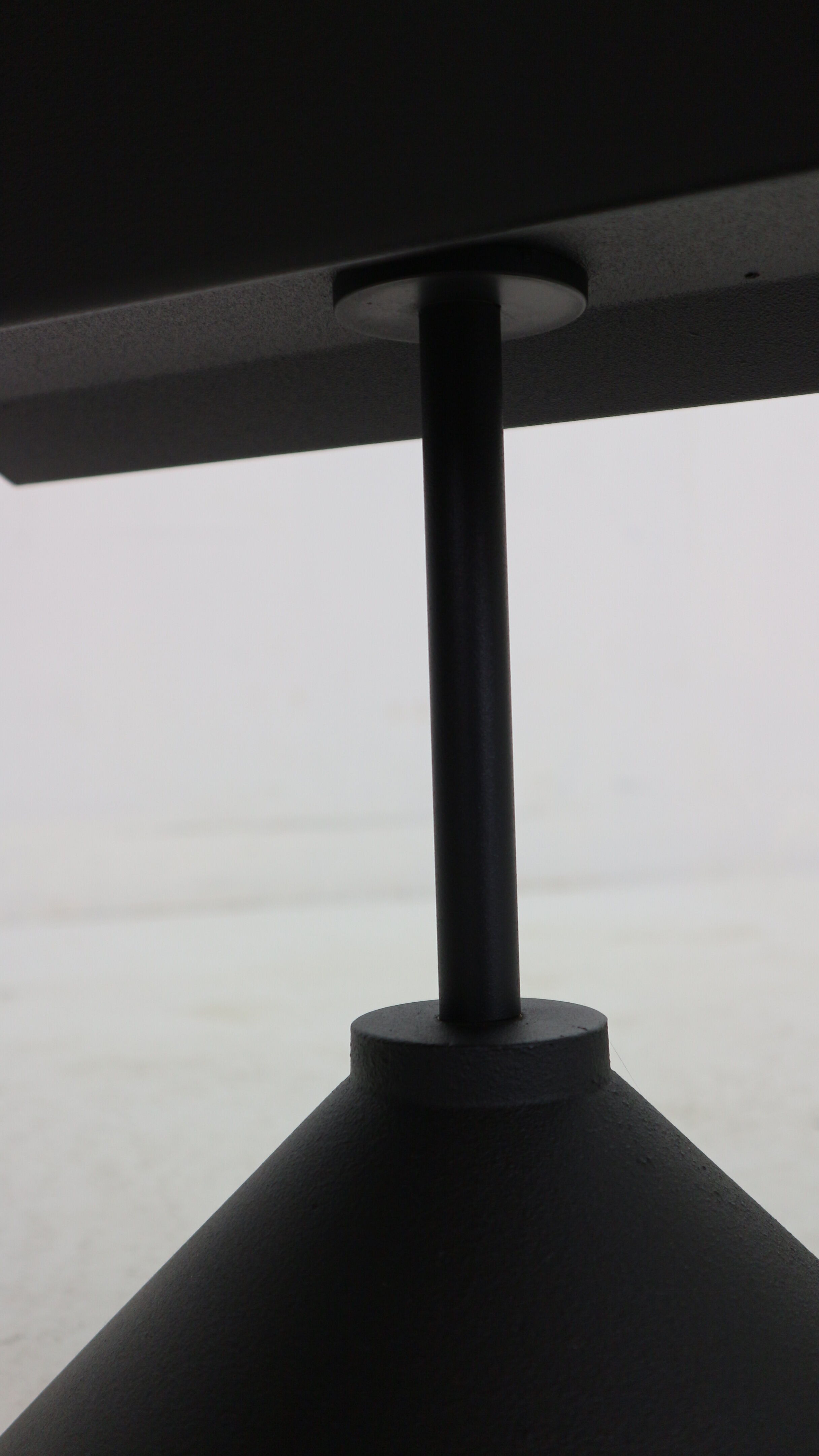 Porada Arredi Black Metal Minimalistic Magazinine Rack, 1980's, Italy