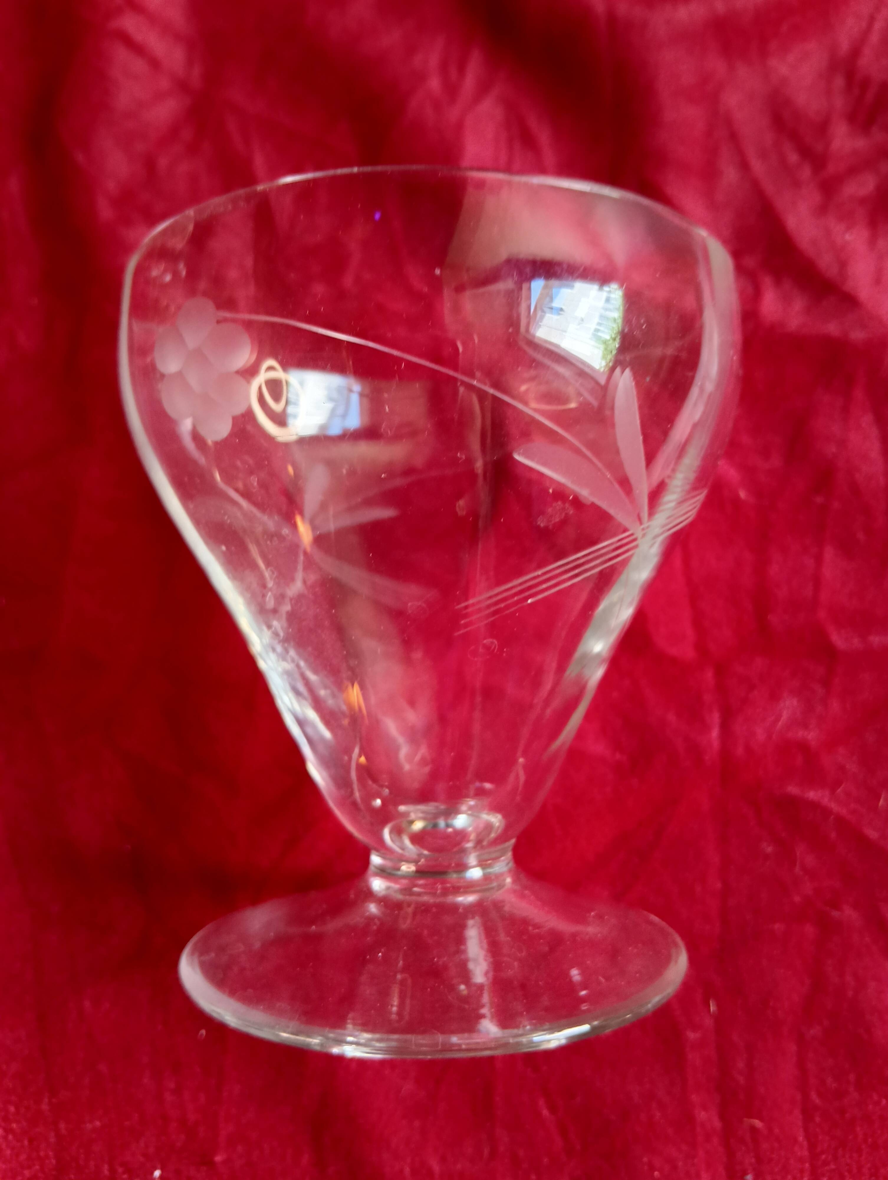 SET OF 8 ART DECO CHAMPAGNE OR DESSERT CUPS
