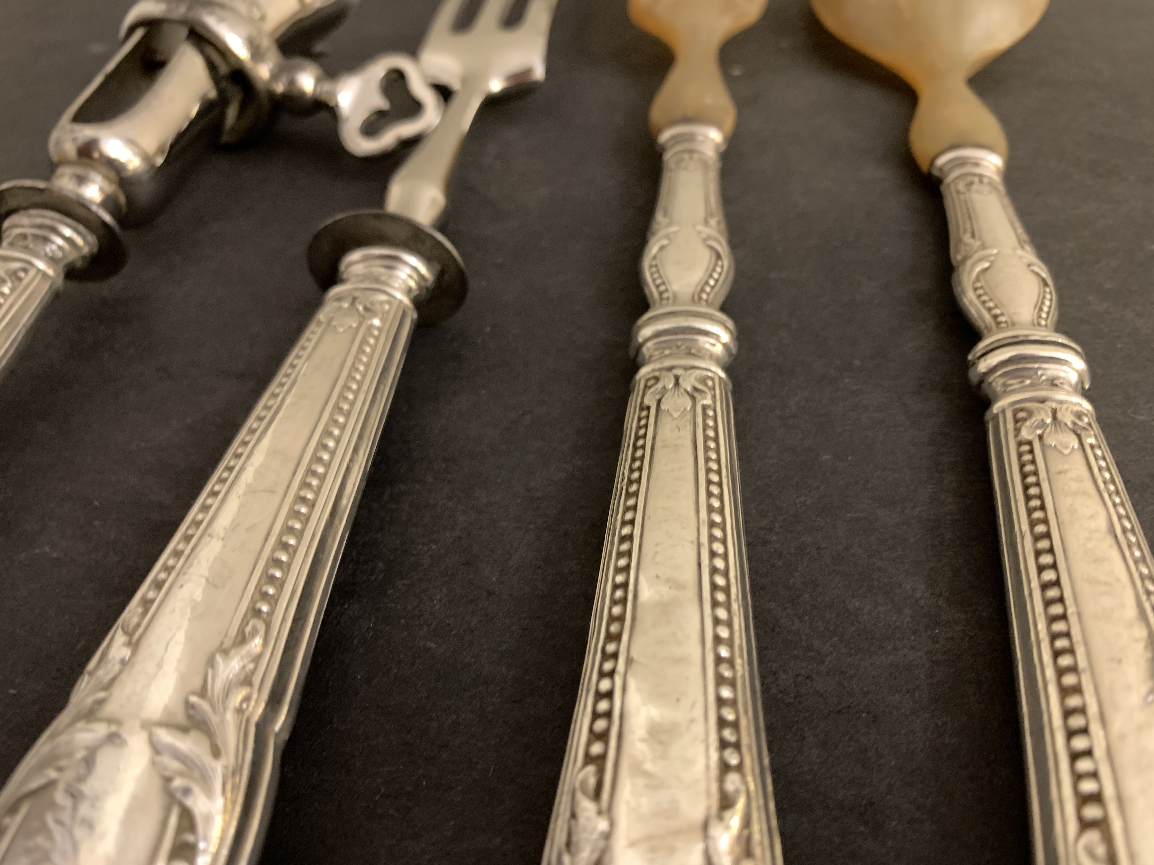 4 couverts de service en argent pour gigot et salade, XIXème