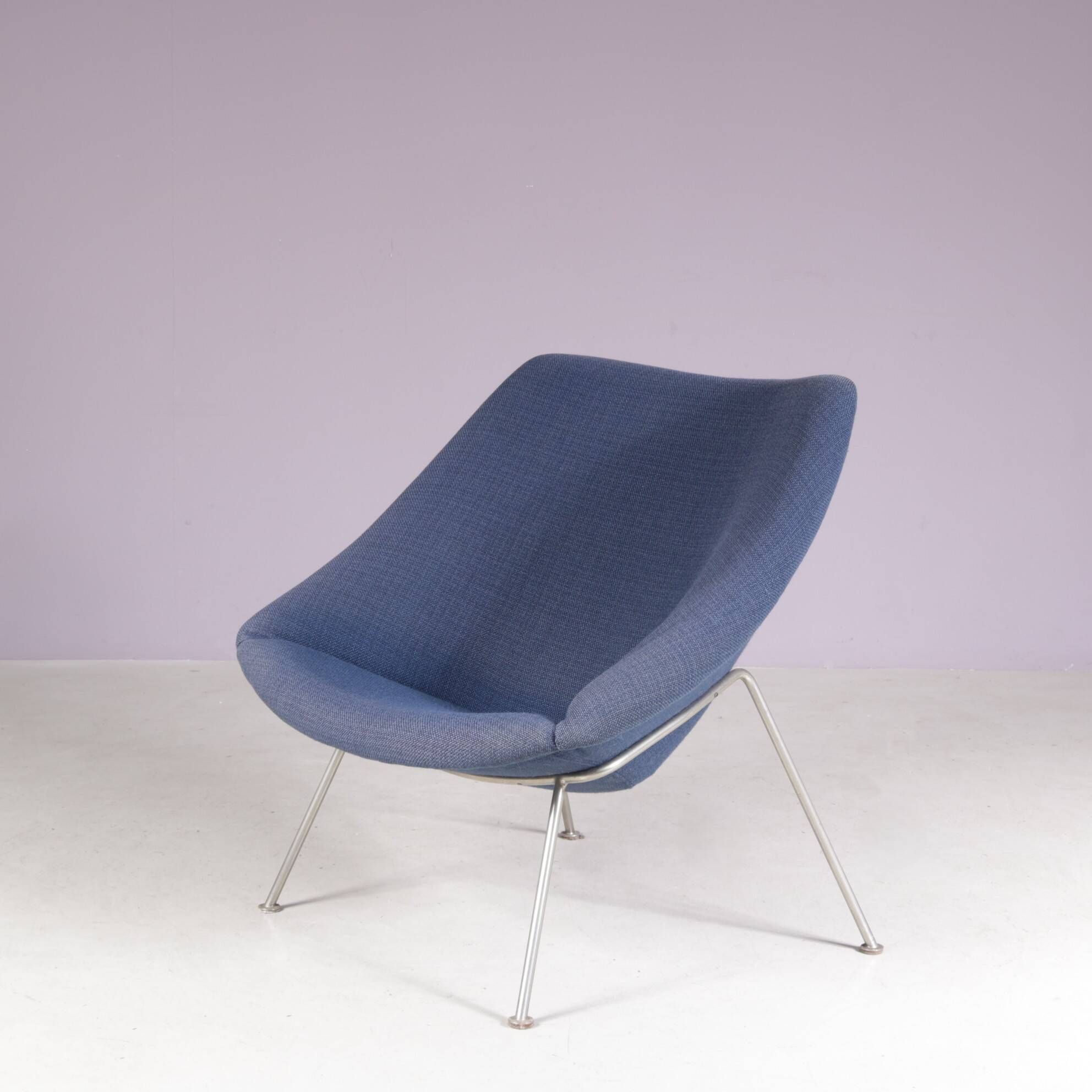 Fauteuil à huître pour femme des années 1950 sur base en chrome mat avec rembourrage bleu par
