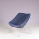 Fauteuil à huître pour femme des années 1950 sur base en chrome mat avec rembourrage bleu par