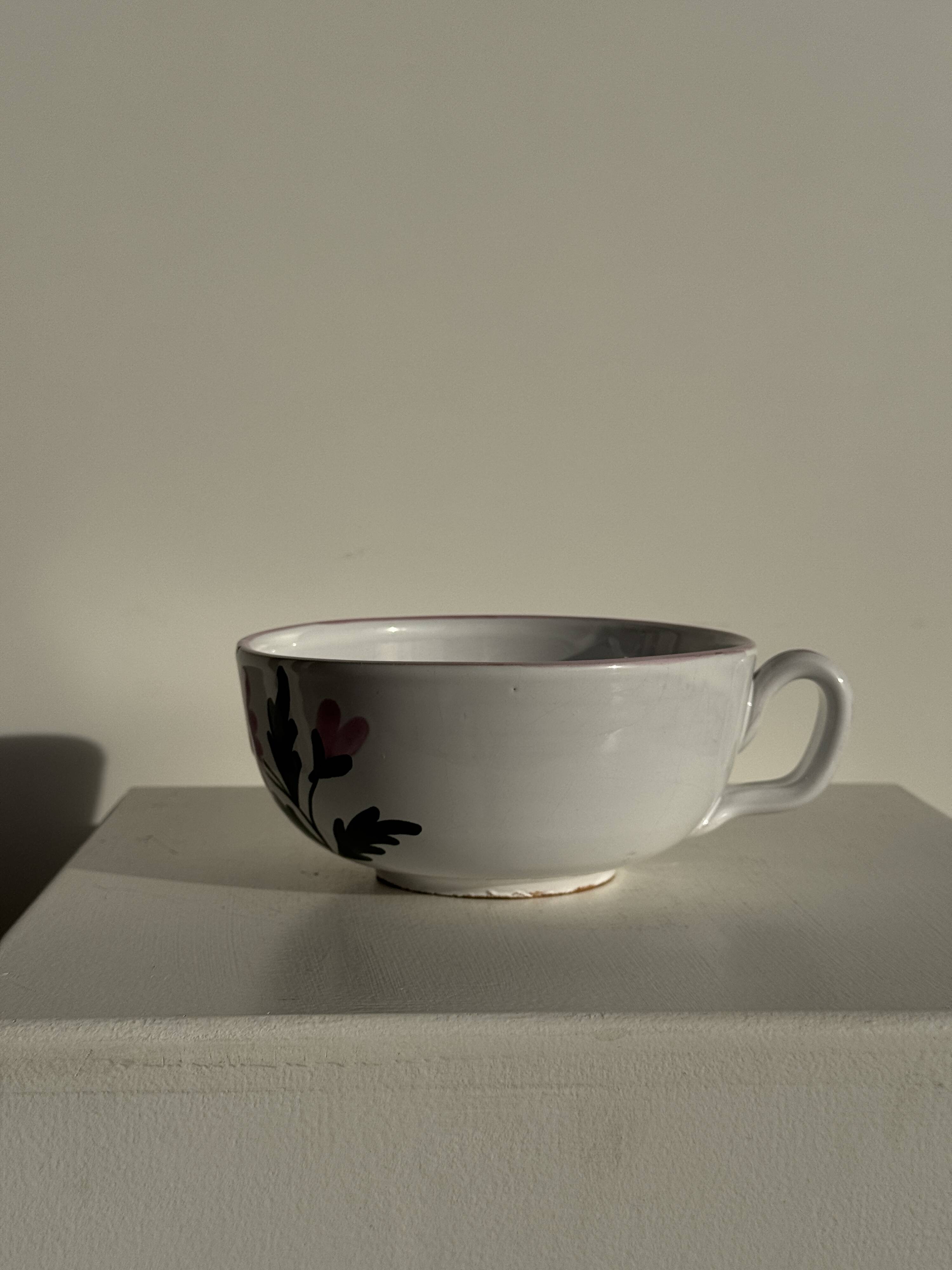 Large earthenware cup with pink trim and pink flower pattern H7 D15