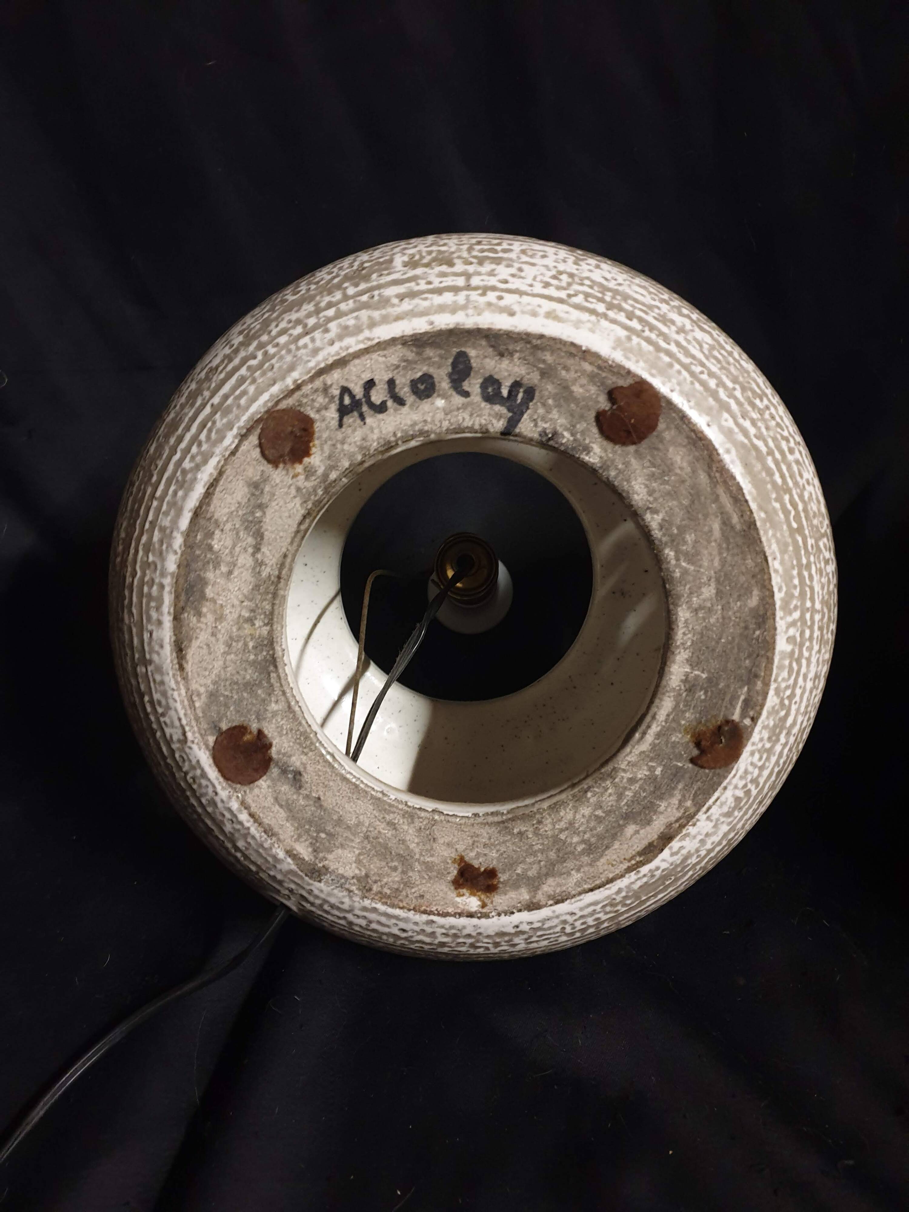Grande lampe brutaliste signée accolay – céramique et résine – vintage 1960