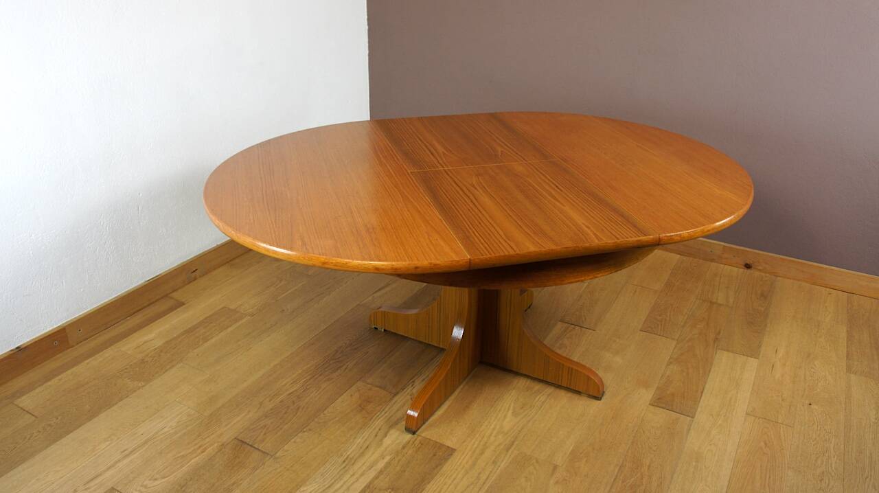 Round Dining Table & Vintage 1960 Central Base