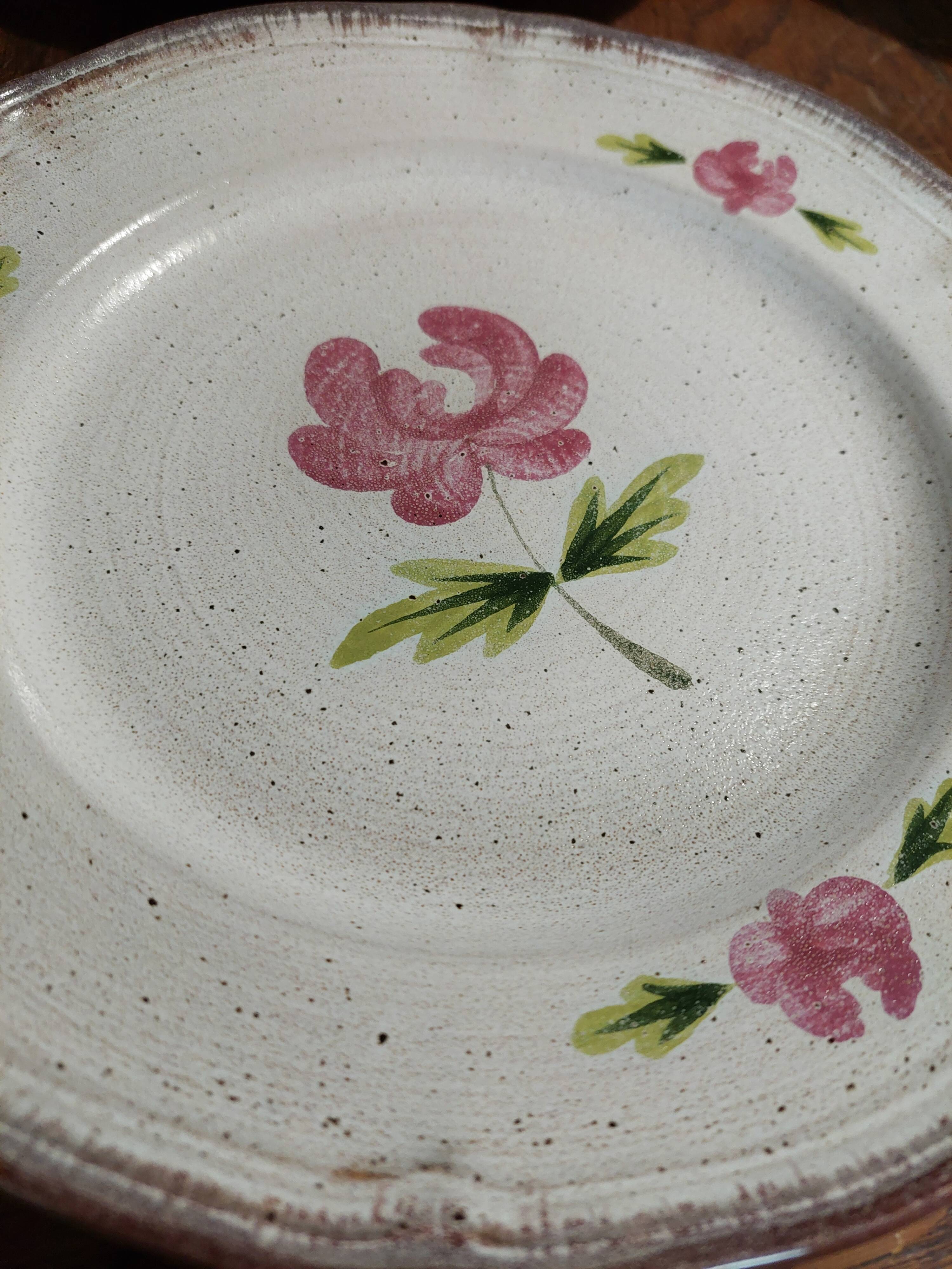 Flat plates series of six Niderviller stoneware, 20th century Cassandre decoration