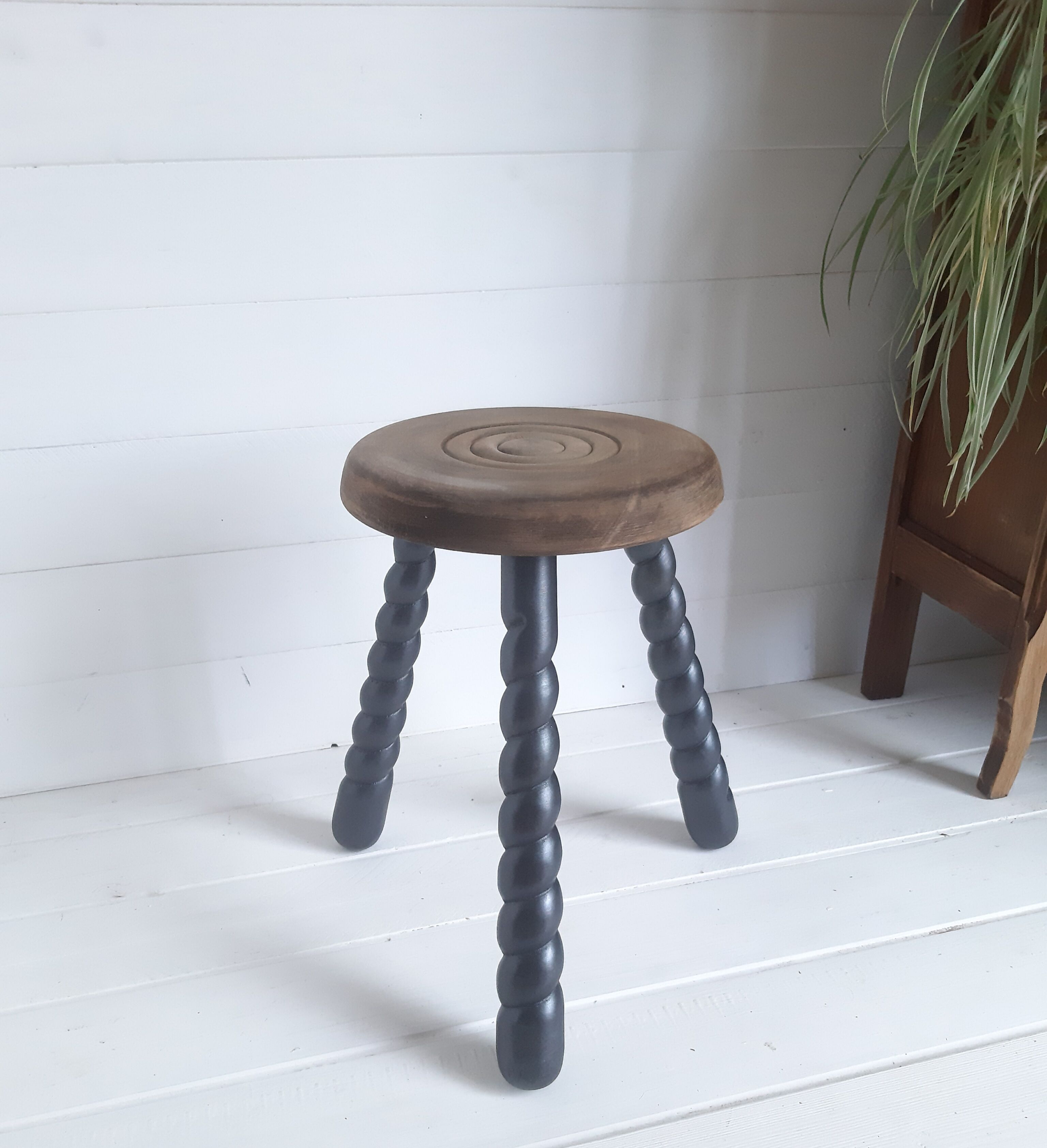Tripod stool