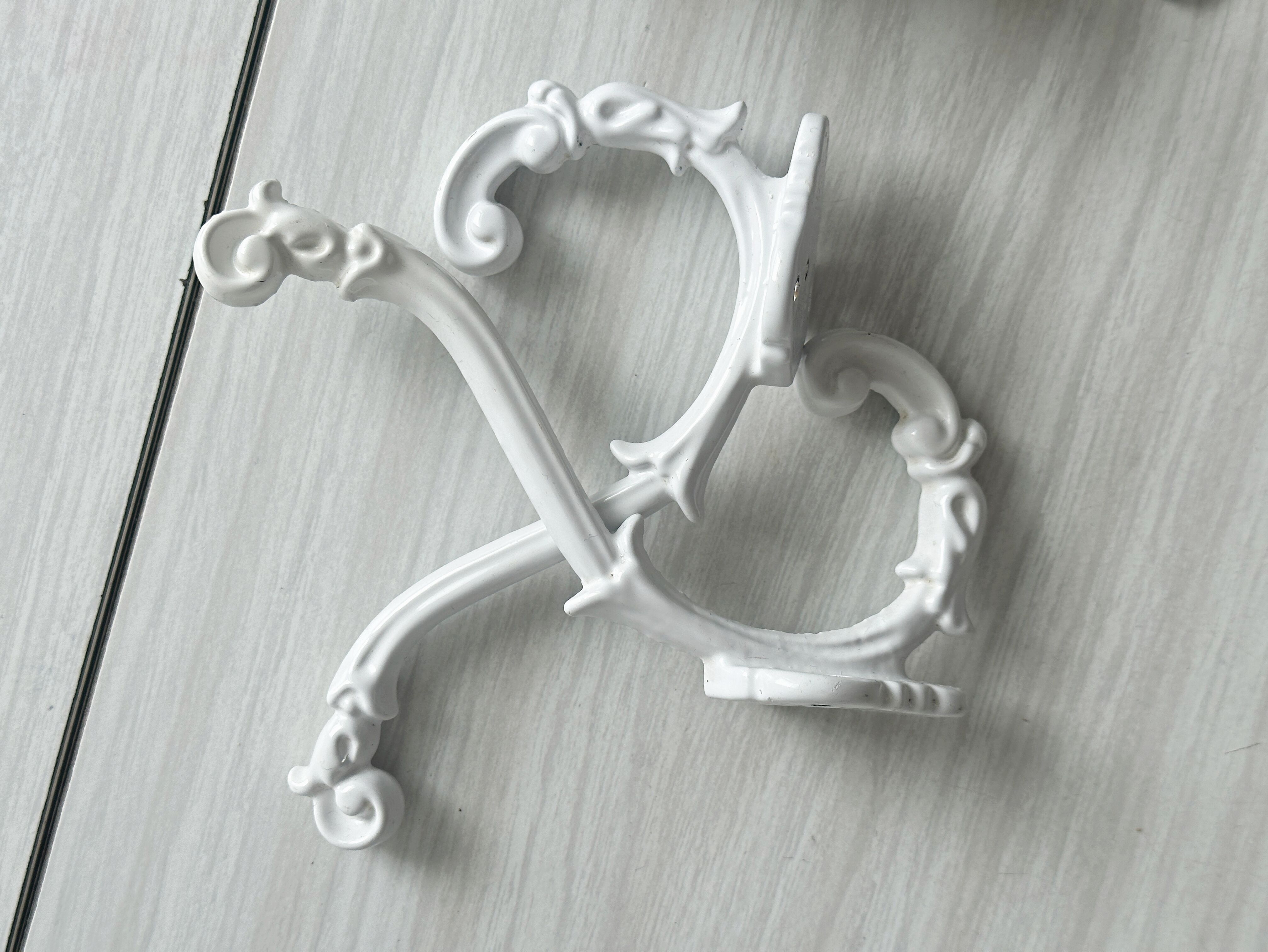 Bathroom décor, hooks, soap dish, white metal hangers.