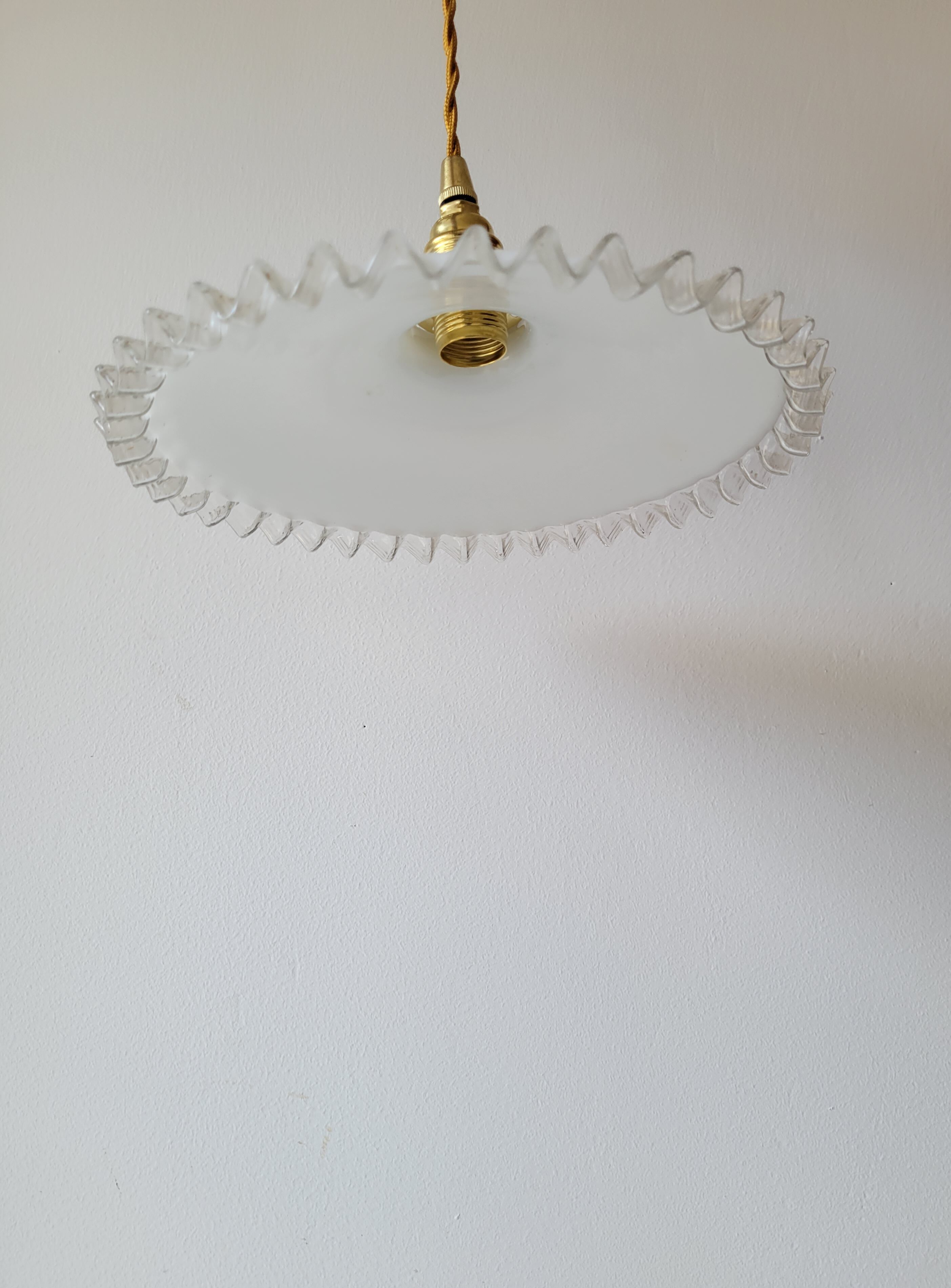 Suspension en opaline dentelée