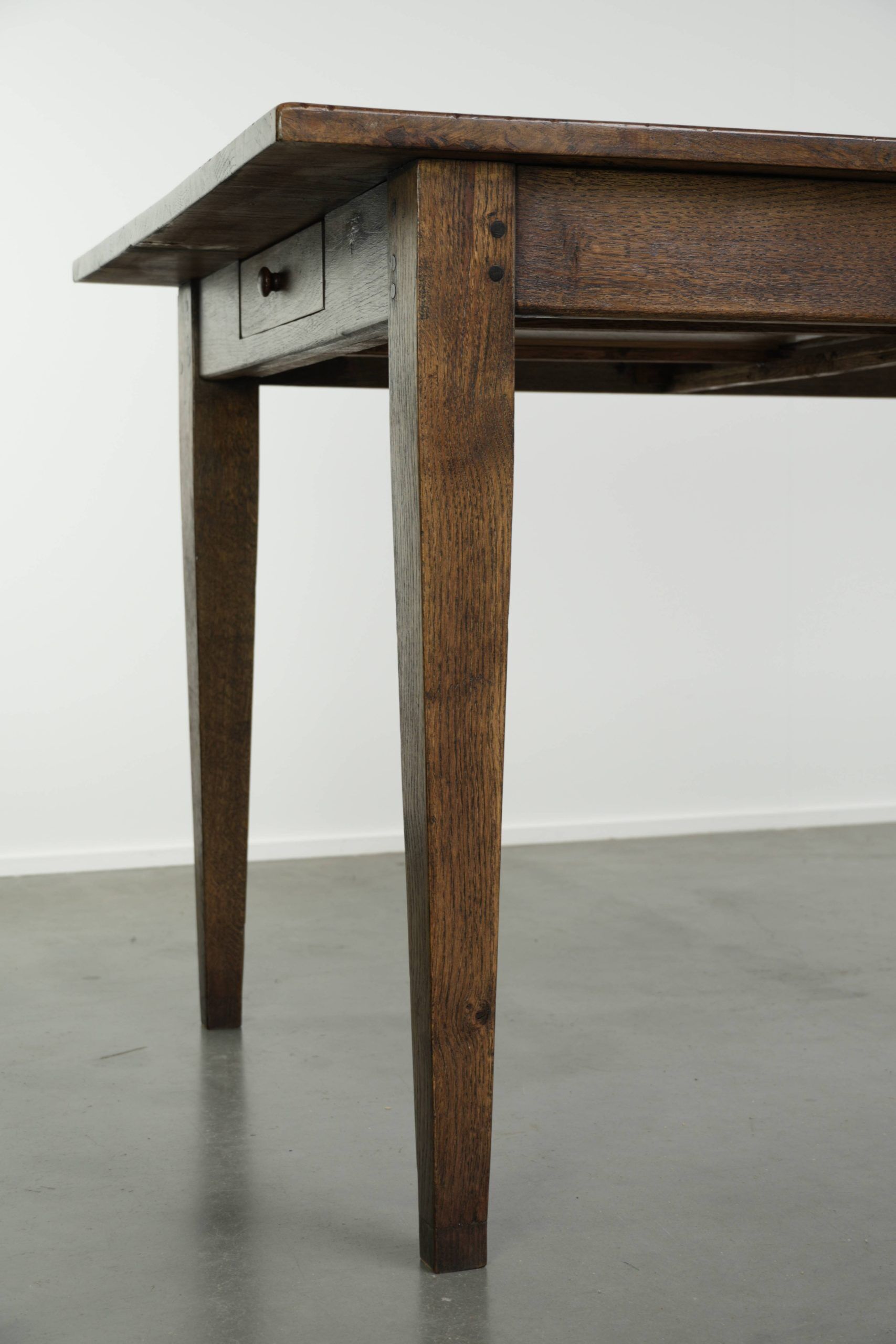 Table de ferme française du 19ème siècle en chêne avec 2 tiroirs.