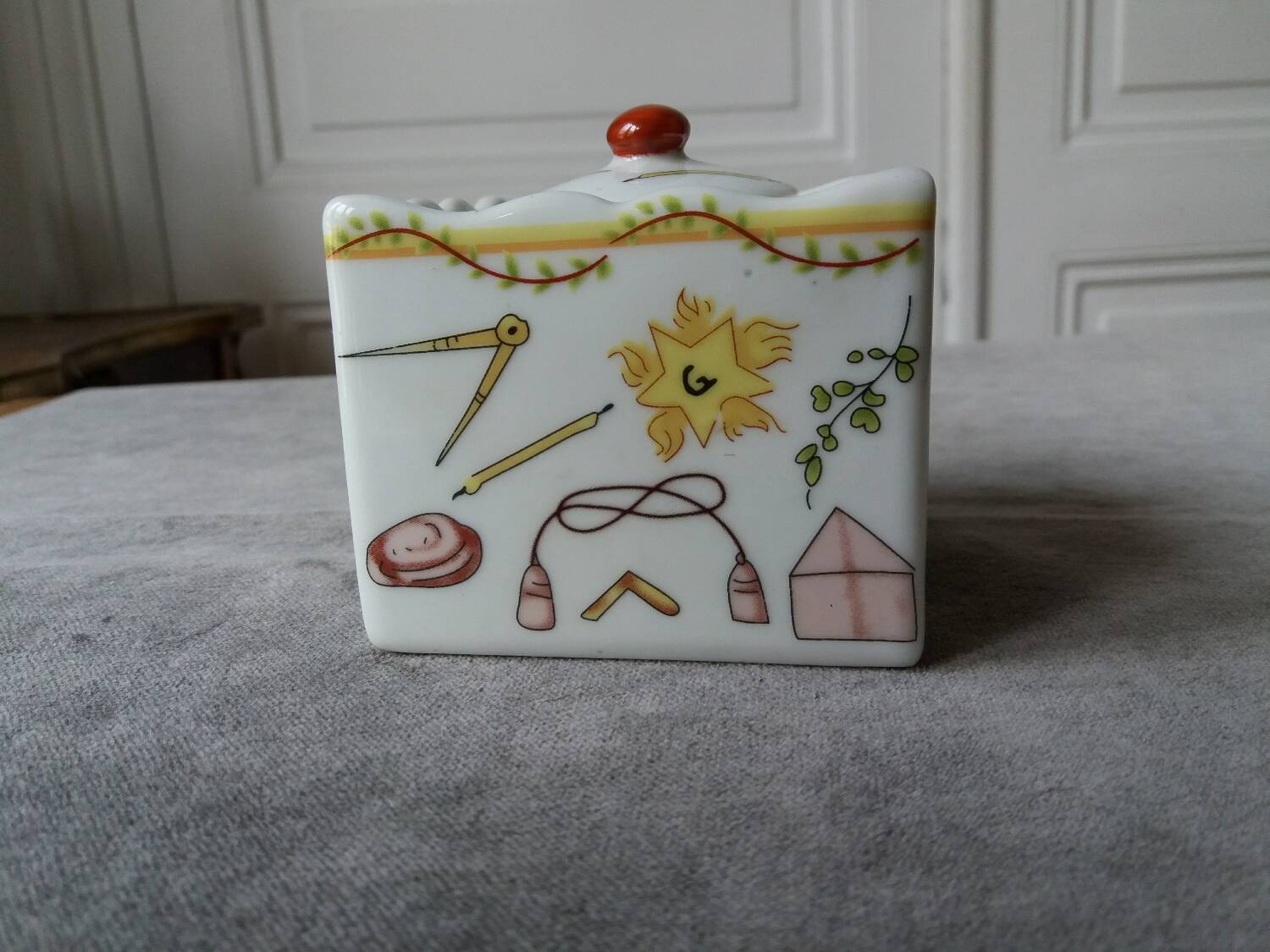 Porcelain inkwell with masonic motifs