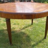 Extendable dining table