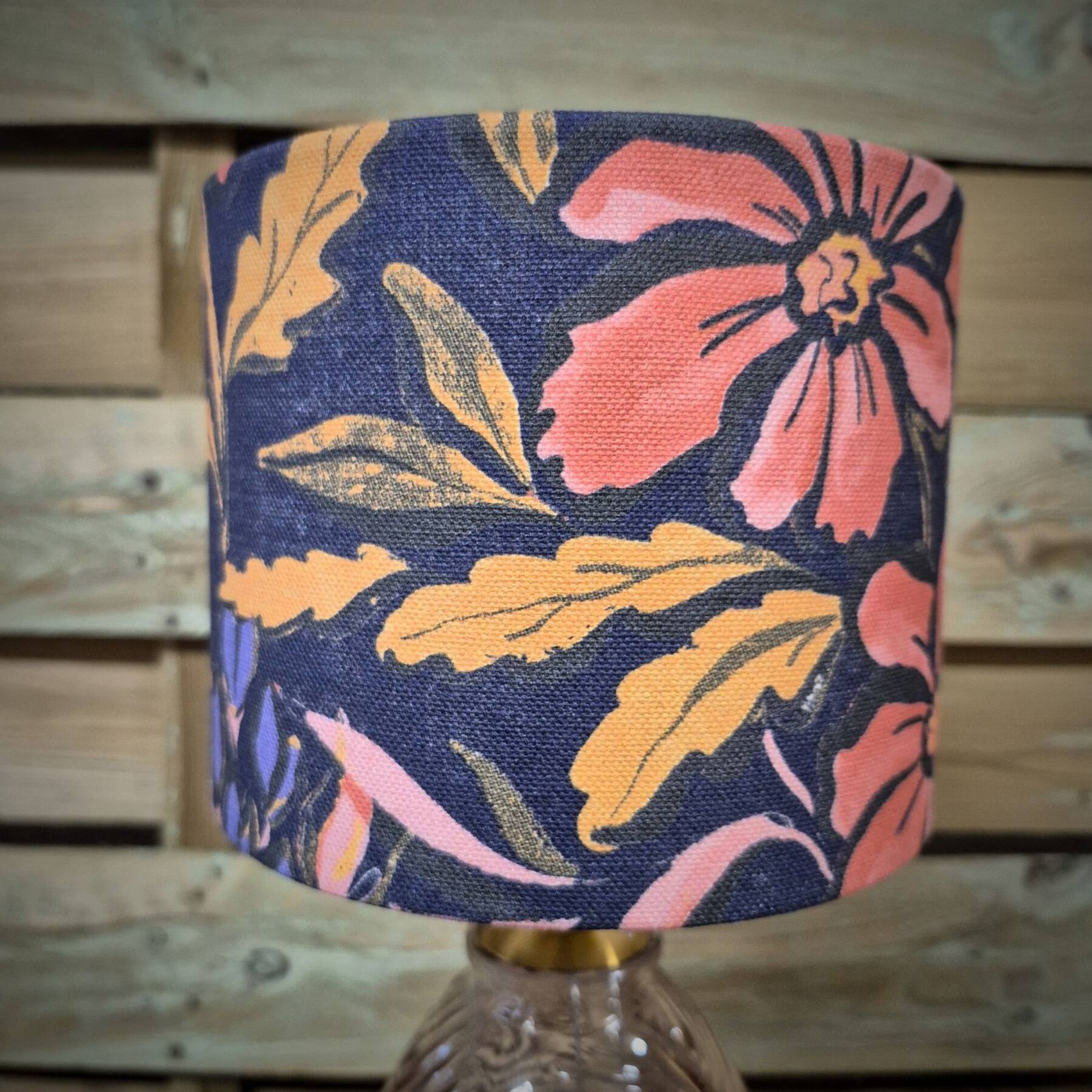 Lampe à poser, pied rosé et abat-jour fleuri