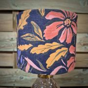 Lampe à poser, pied rosé et abat-jour fleuri