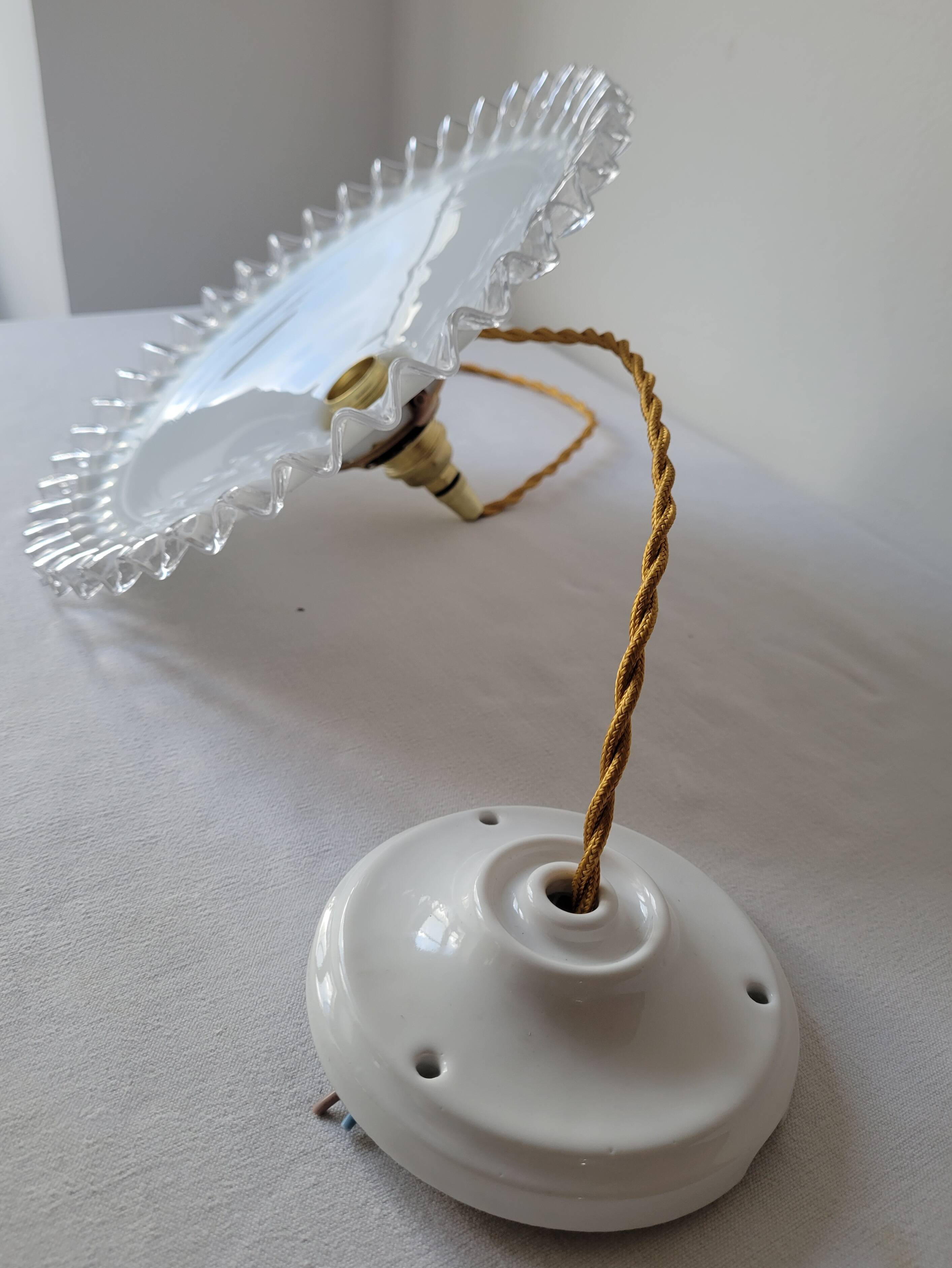 Suspension en opaline dentelée