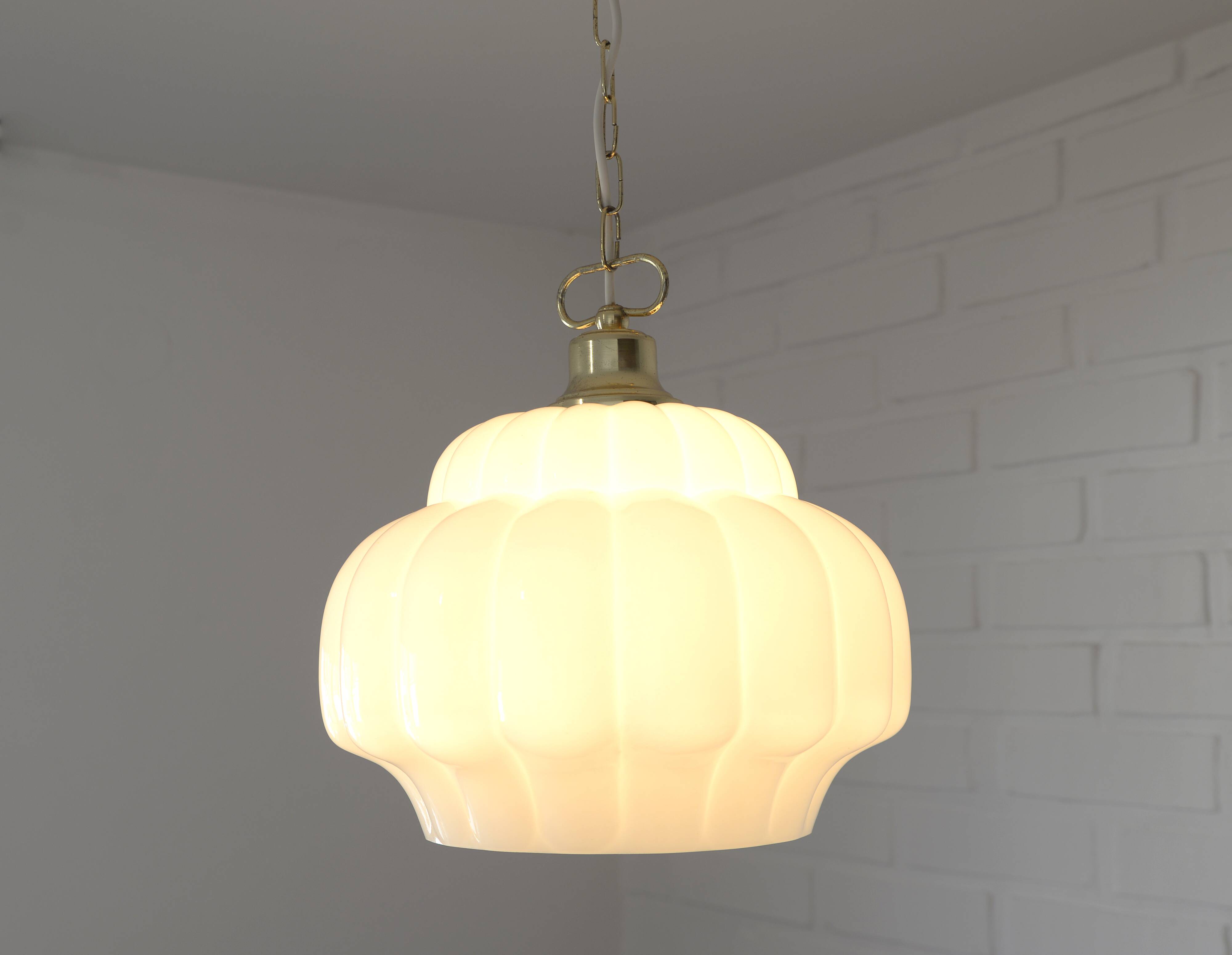 Suspension vintage en verre opalin blanc / Éclairage éclectique années 1970