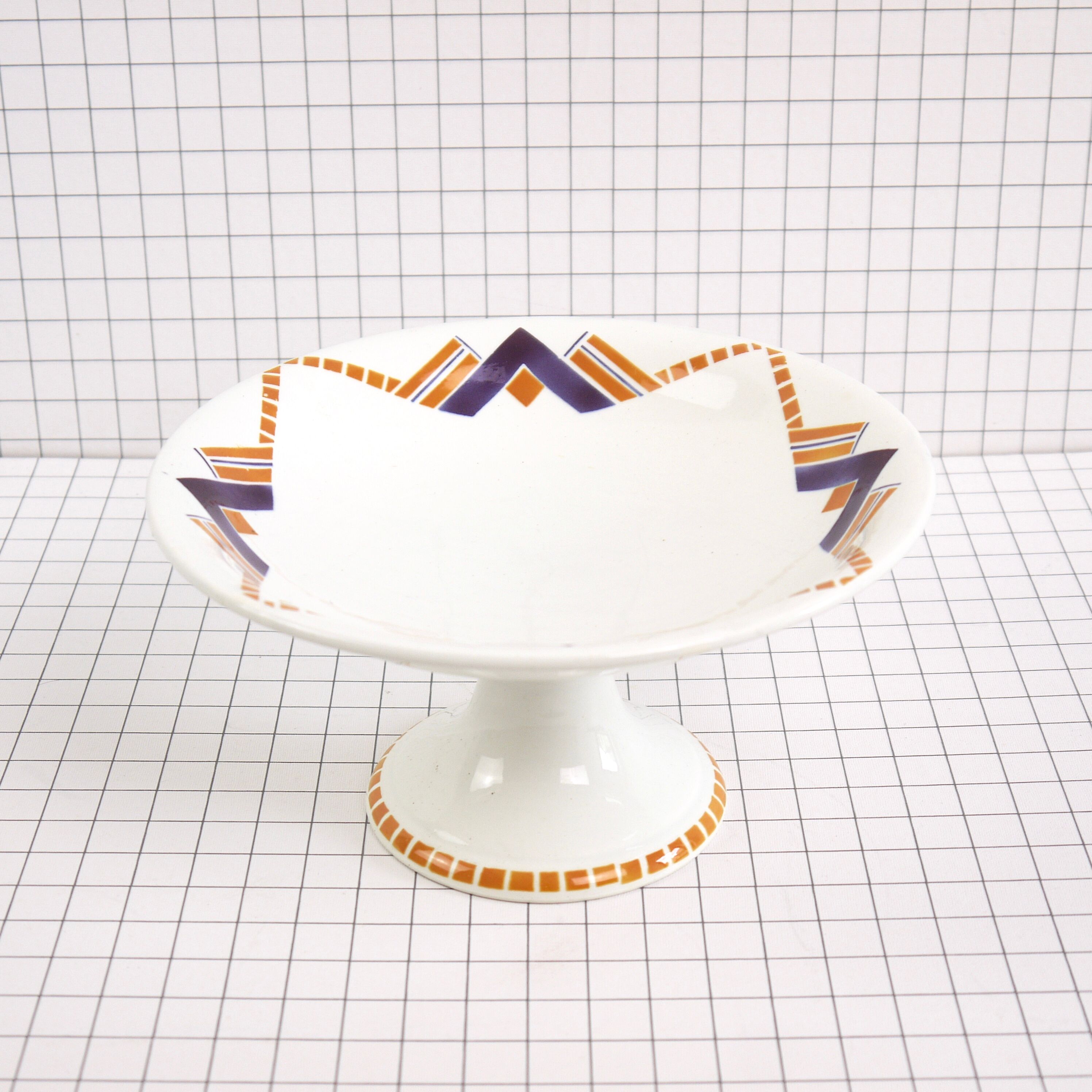 Display cake, compote mill of wolves