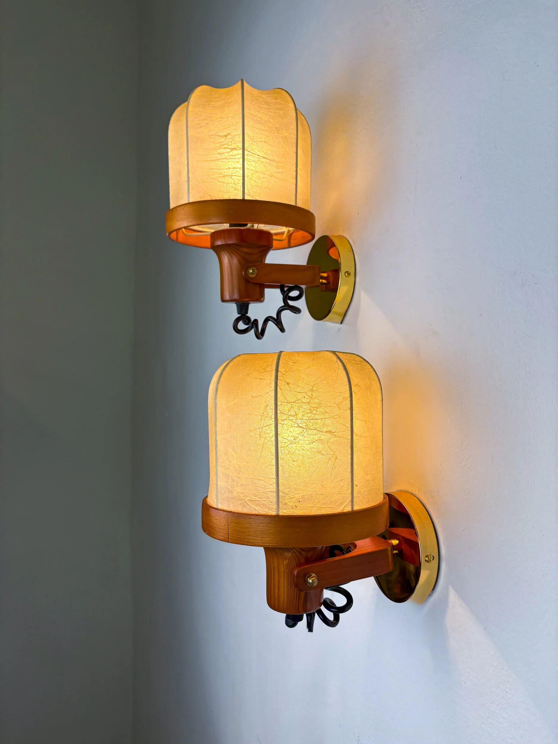 Pair of articulated "Cocoon" wall lights in resin and pine, Italy, circa 1970s