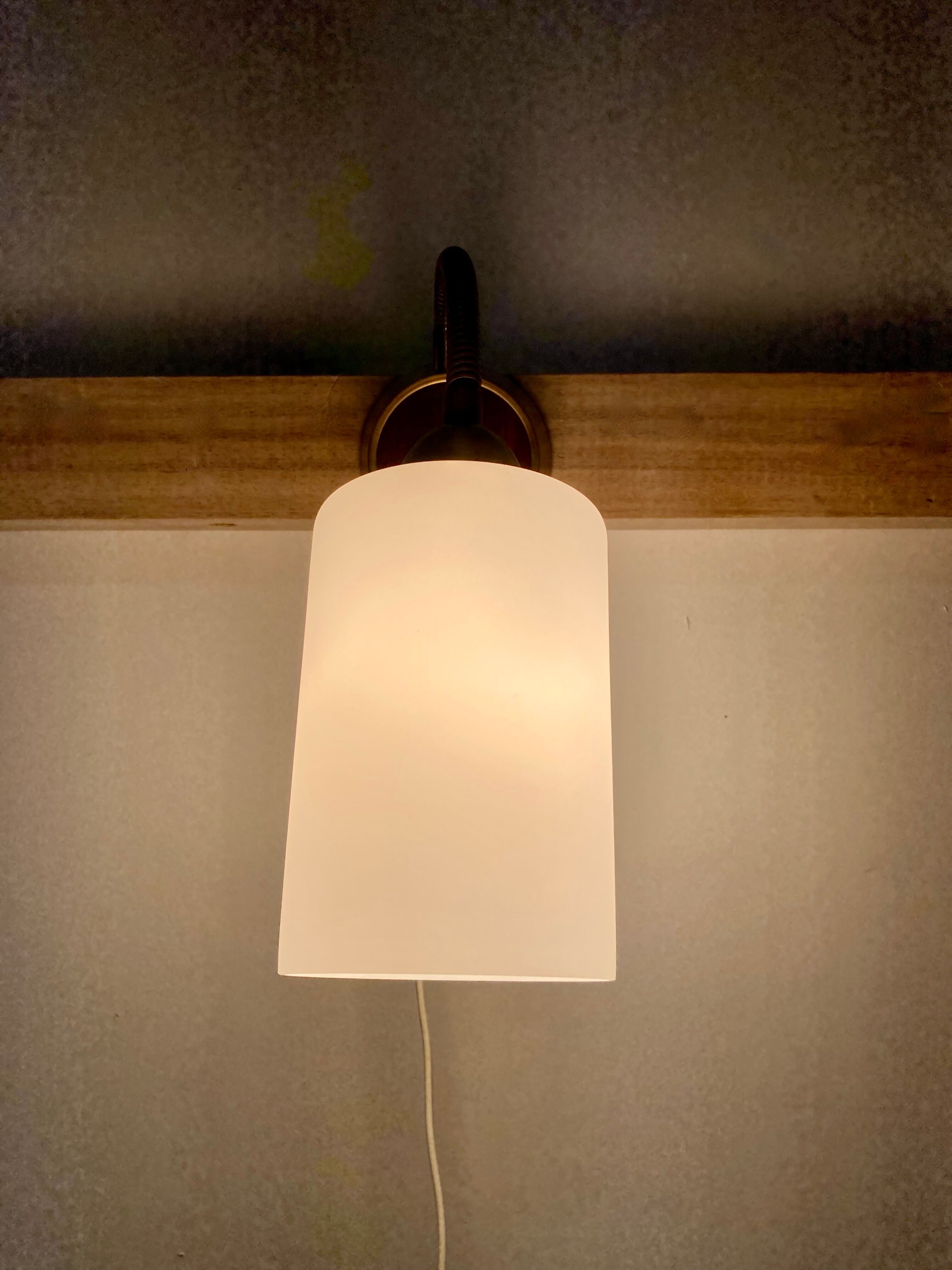 Paire d'appliques teck et opaline design scandinave 1950