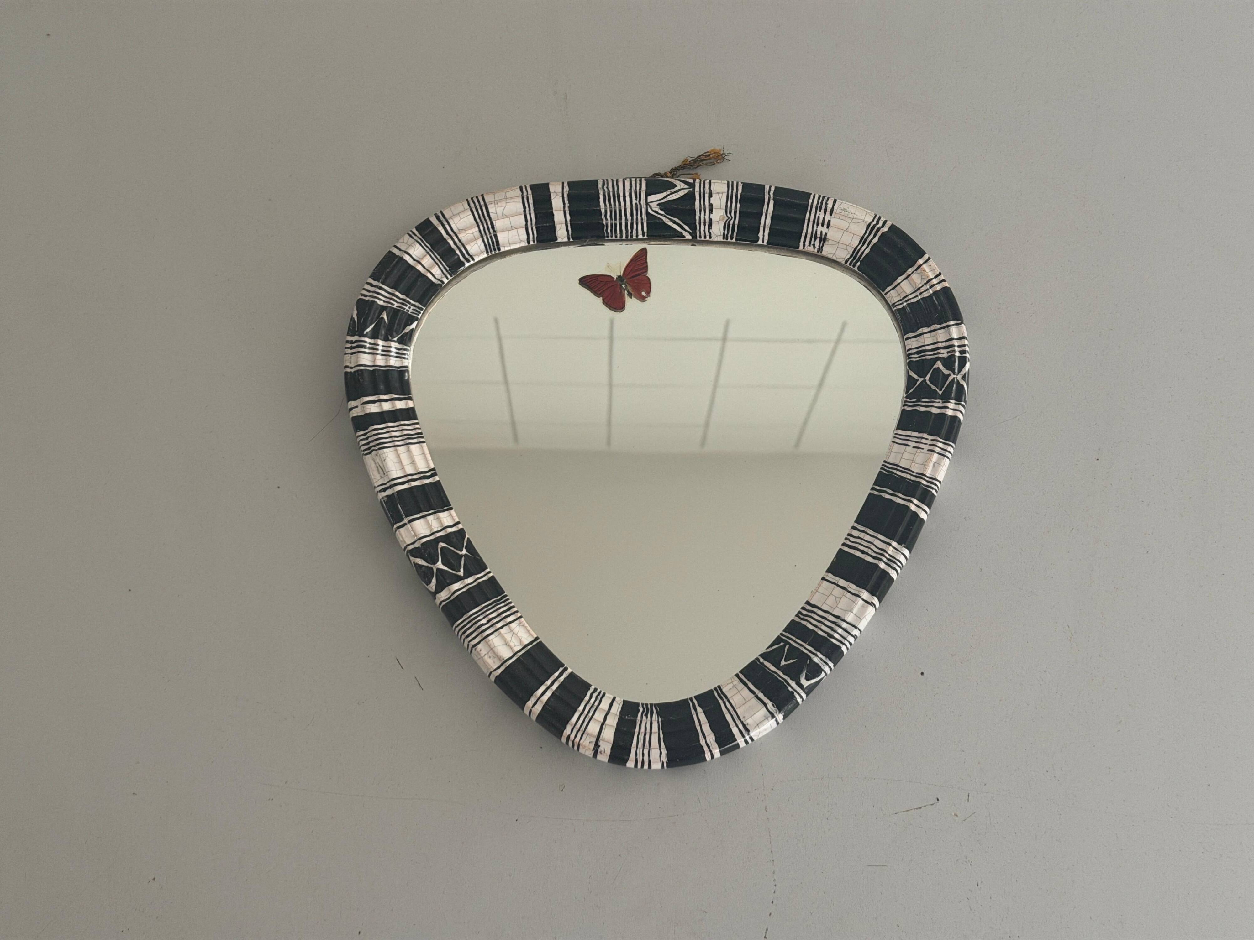 Small wall mirror, round triangle in black and white ceramic, 1950s, Germany.