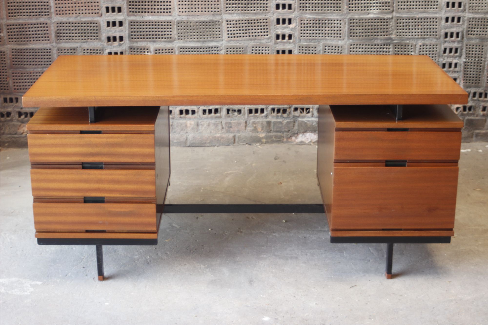 Mahogany veneer desk by Pierre Guariche for Minvielle, 1950s