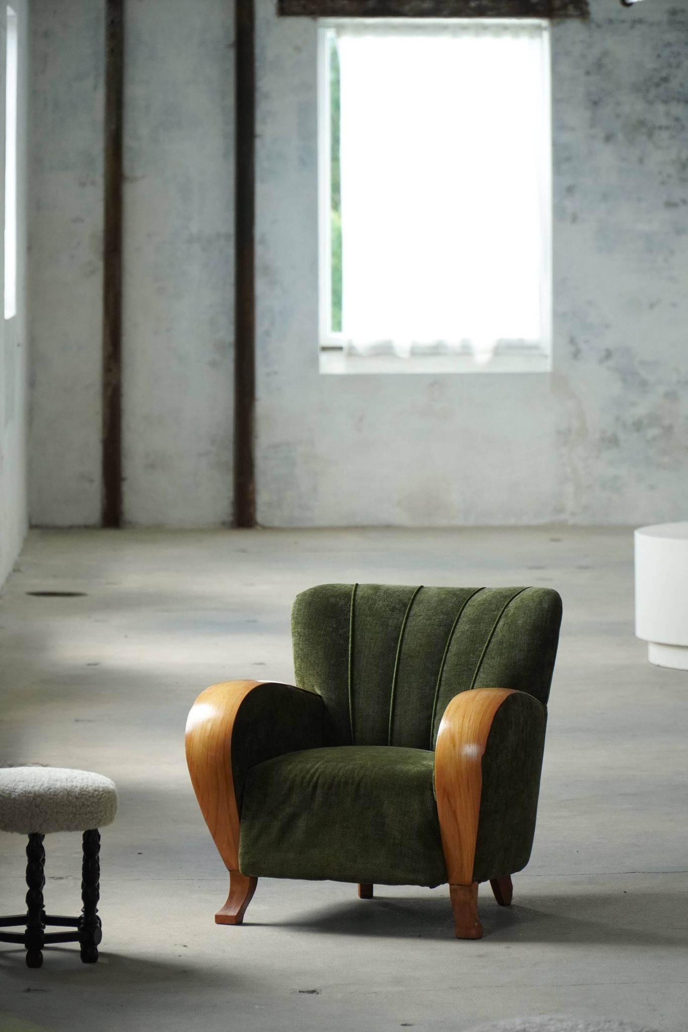 Pair of Danish Art Deco lounge chairs, in elm and green velvet, 1940s.